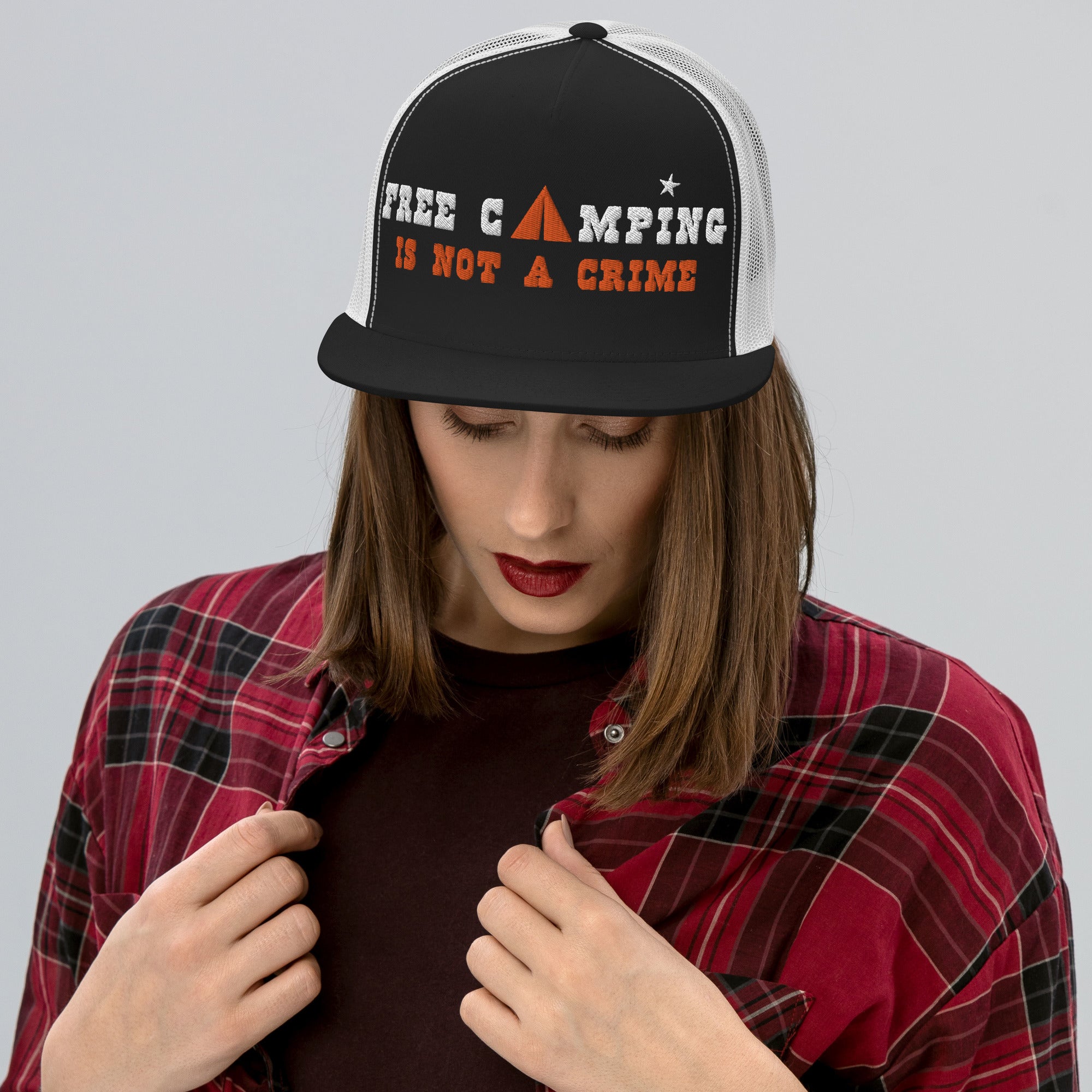 Casquette Trucker bicolore à visière plate Free camping is not a crime white/orange