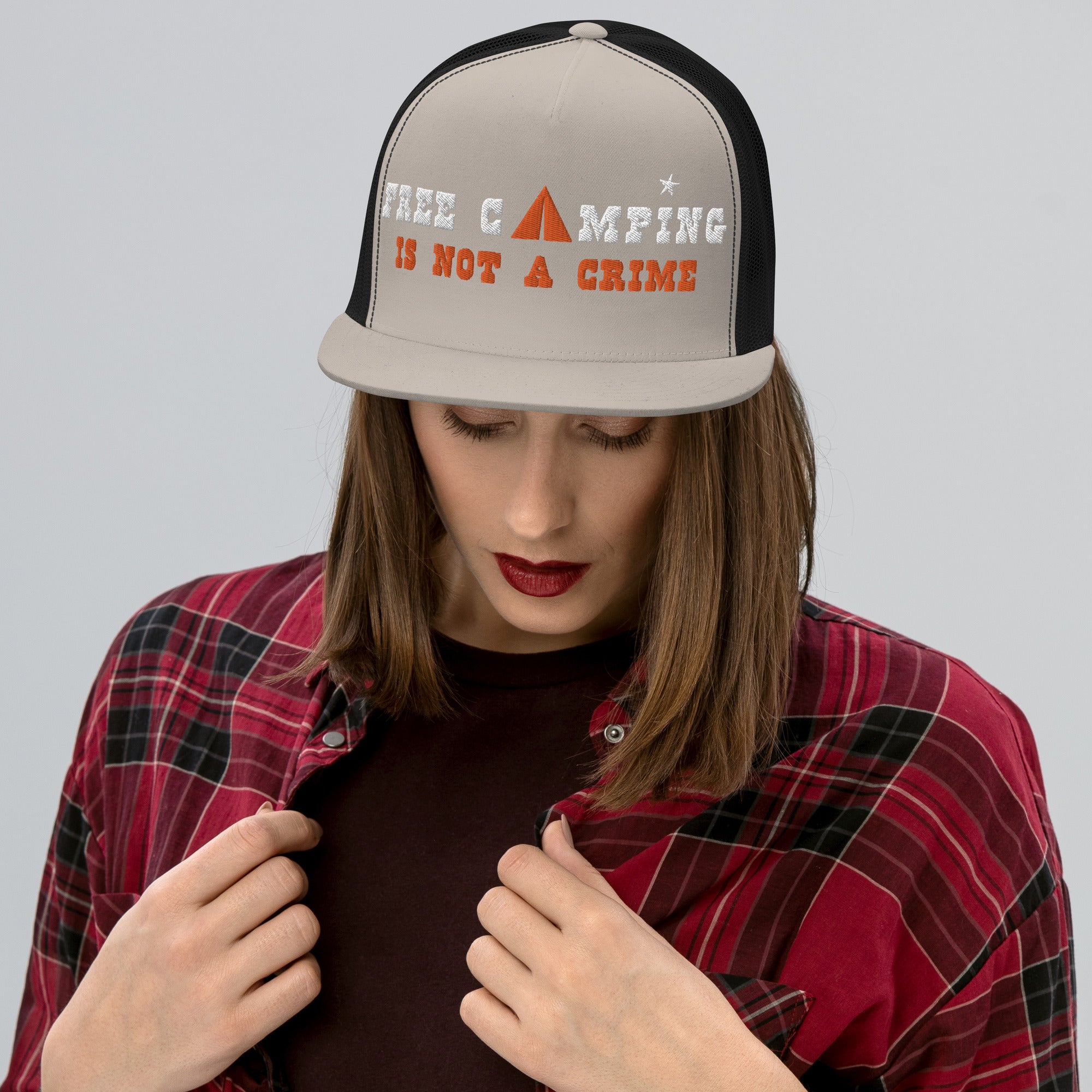 Casquette Trucker bicolore à visière plate Free camping is not a crime white/orange
