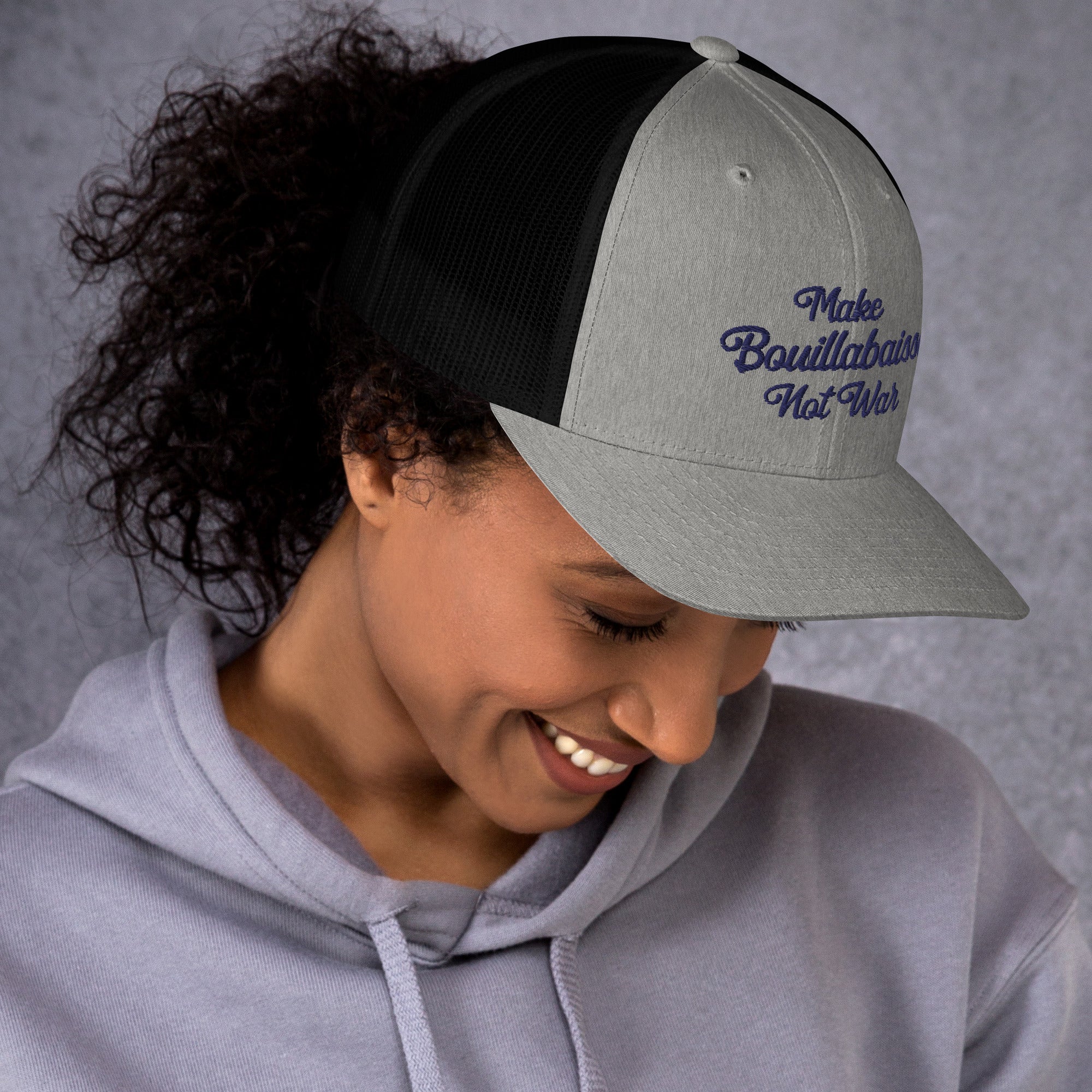 Casquette trucker rétro bicolore Make Bouillabaisse Not War Navy 3DPuffy