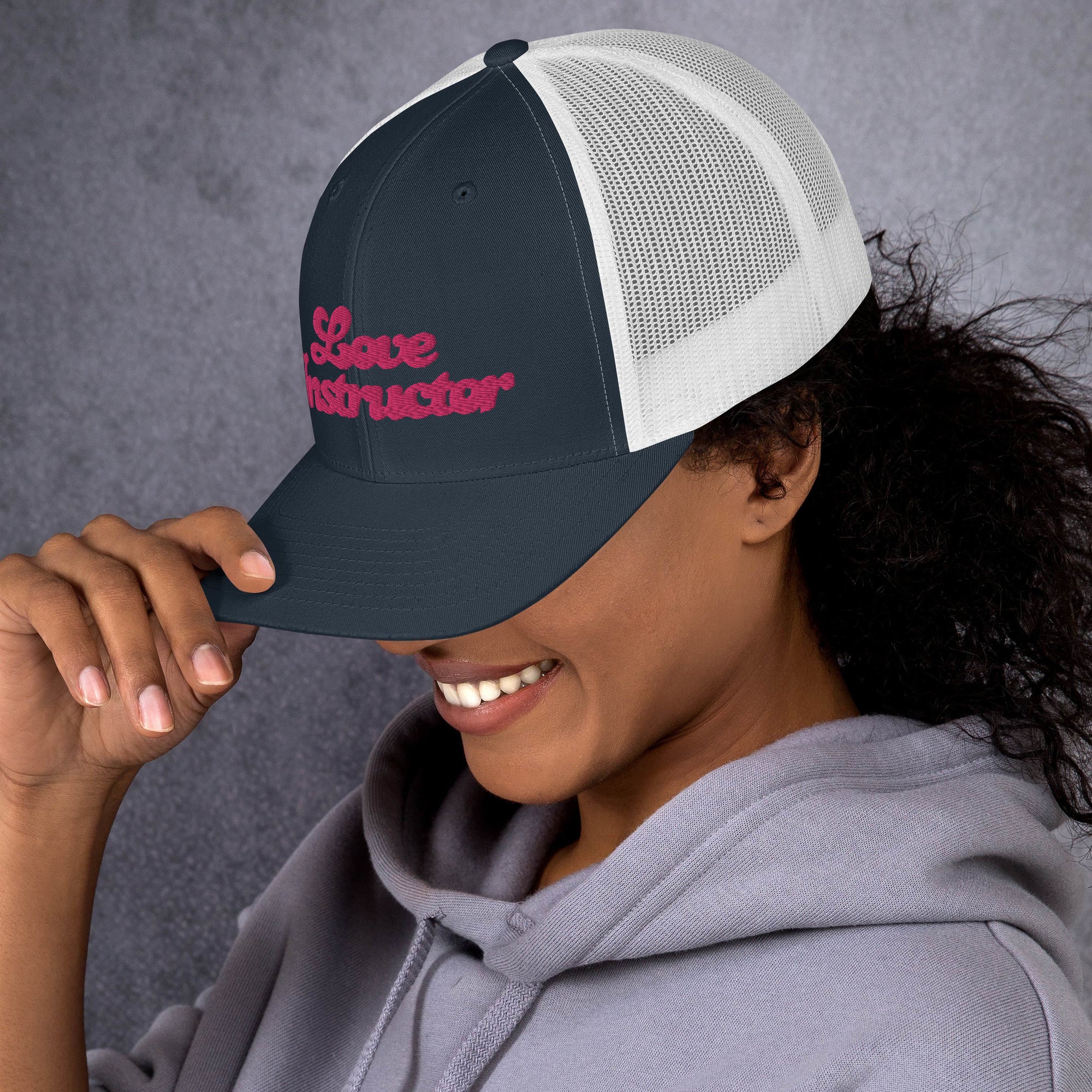 Casquette trucker rétro bicolore Love instructor