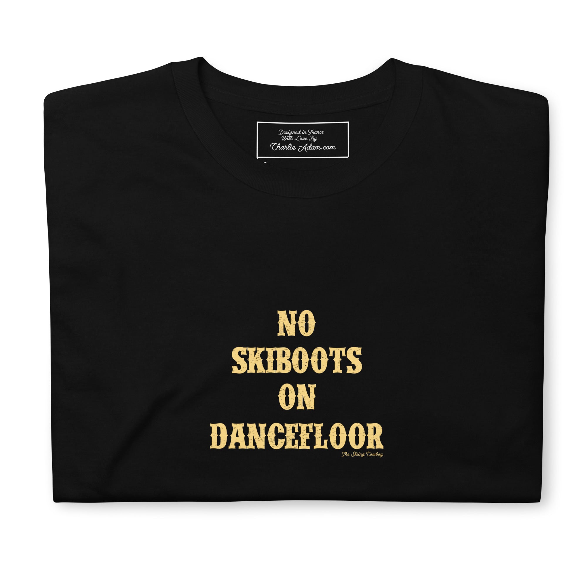 T-shirt softstyle en coton No Skiboots on Dancefloor sur fond sombre