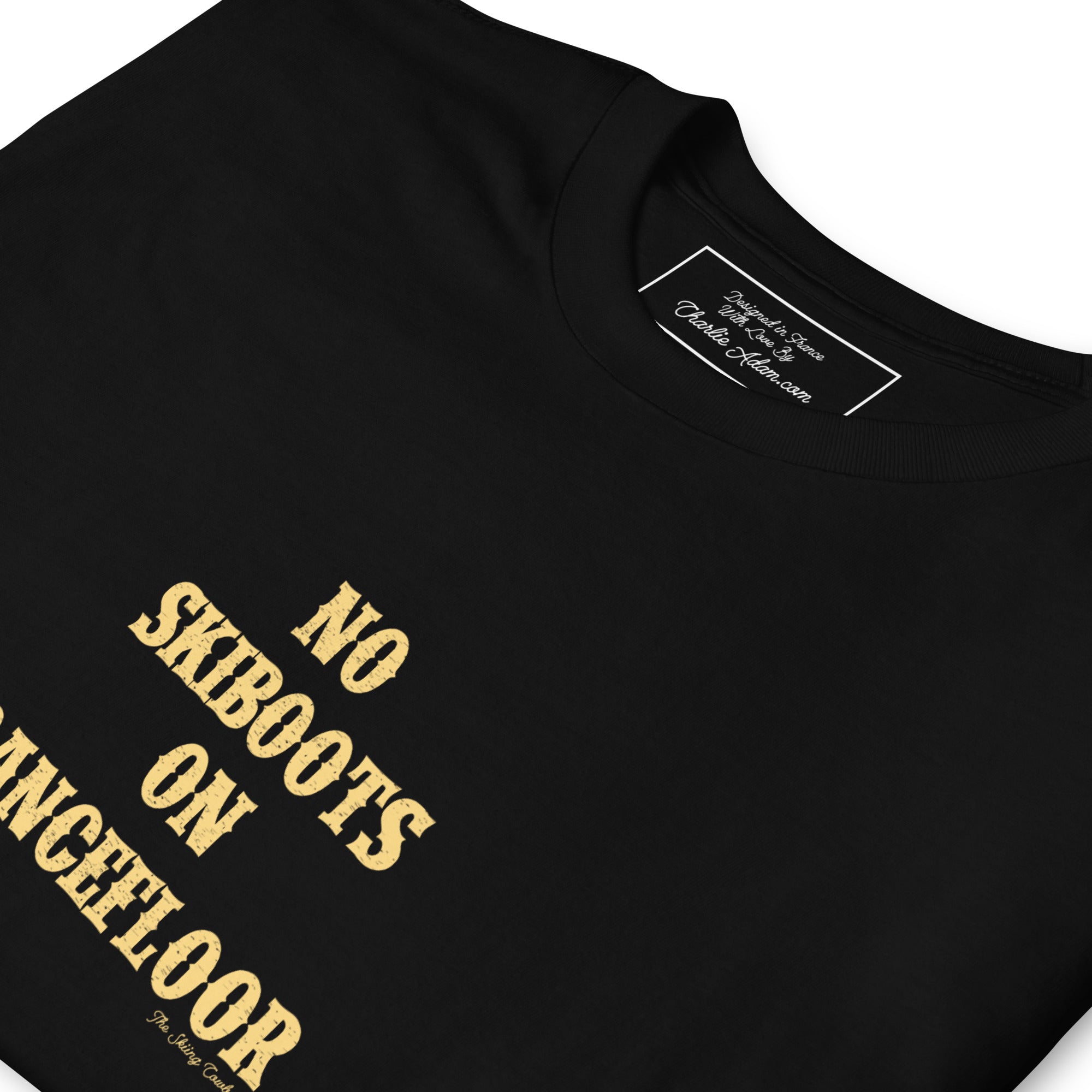 T-shirt softstyle en coton No Skiboots on Dancefloor sur fond sombre