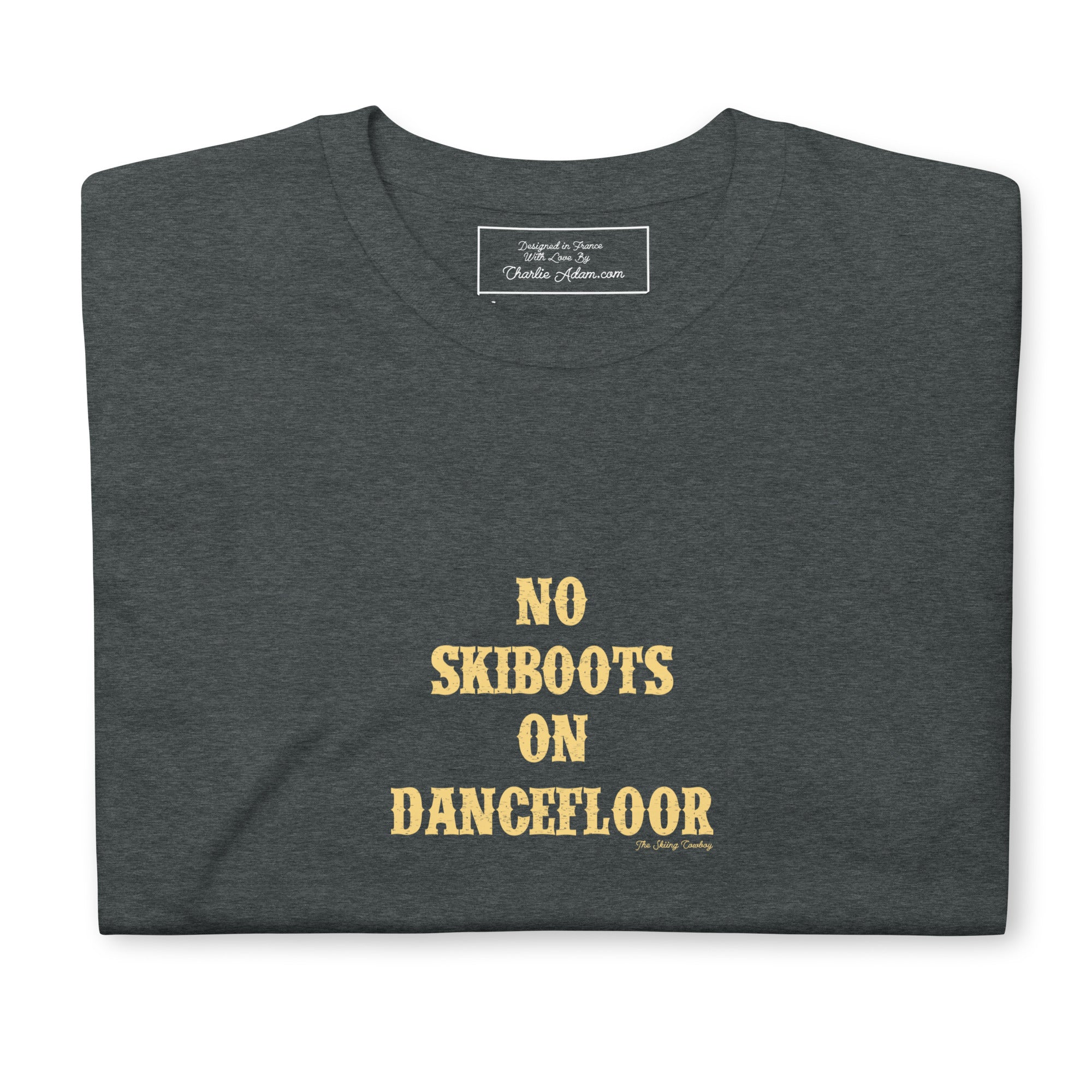 T-shirt softstyle en coton No Skiboots on Dancefloor sur fond sombre