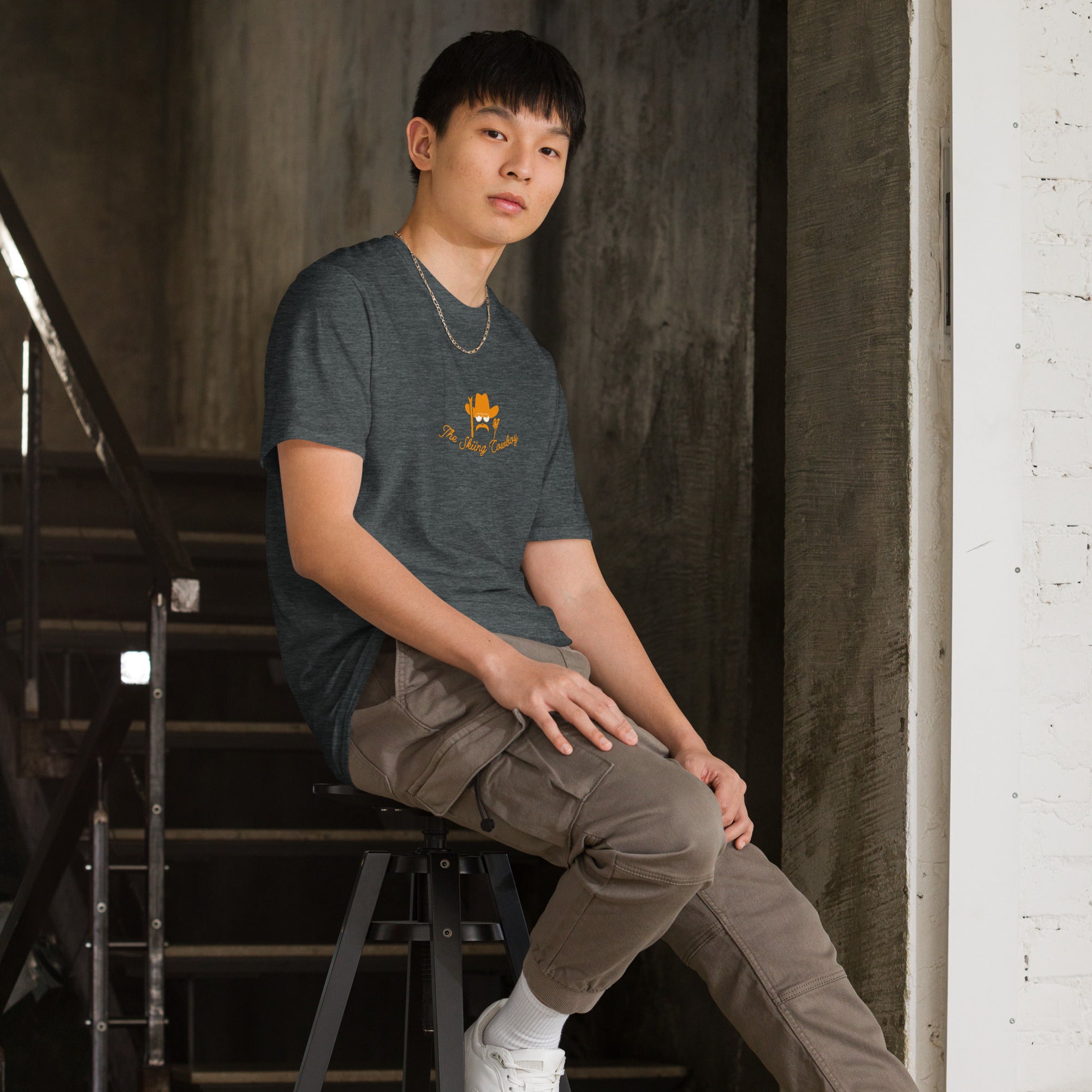 T-shirt softstyle en coton Skiing Cowboy (face) & Ski Fight at OK Corral Outline (dos)