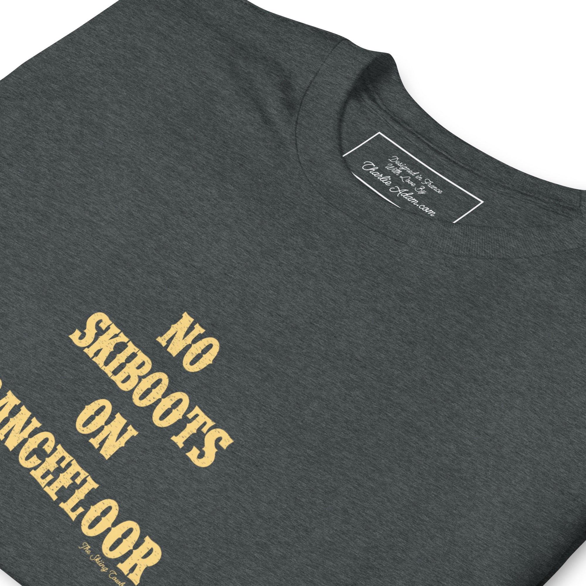 T-shirt softstyle en coton No Skiboots on Dancefloor sur fond sombre