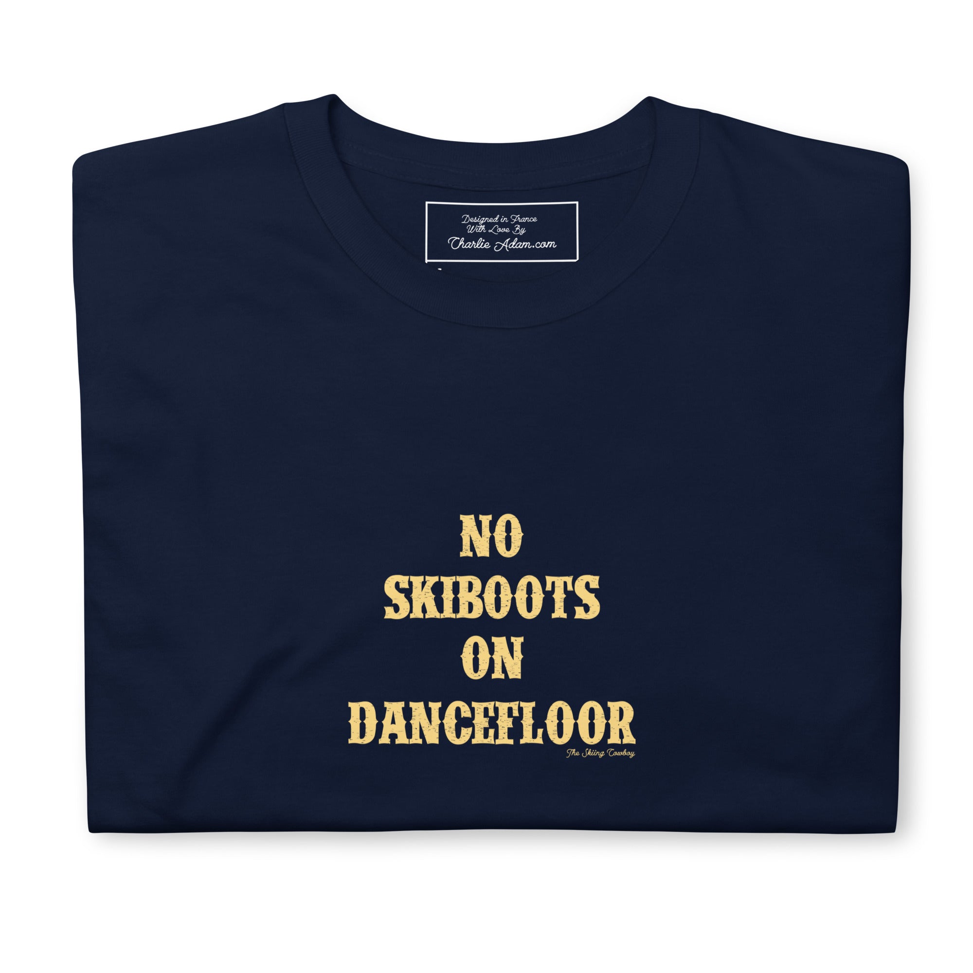T-shirt softstyle en coton No Skiboots on Dancefloor sur fond sombre