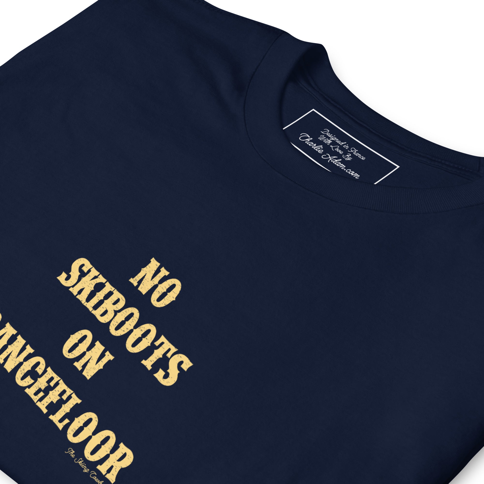 T-shirt softstyle en coton No Skiboots on Dancefloor sur fond sombre