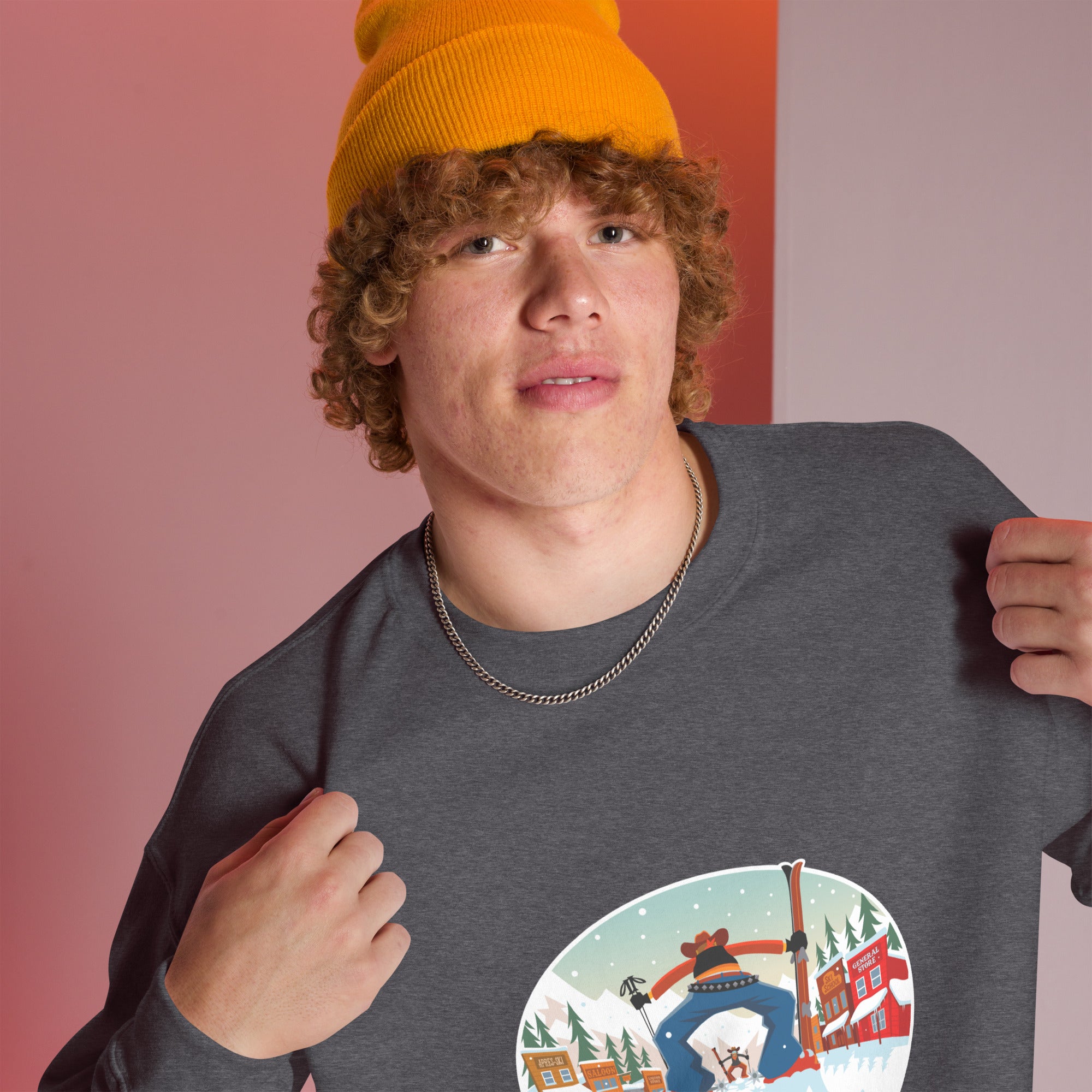 Sweat Unisexe à Col Rond Ski Fight at OK Corral sur couleurs foncées (face & dos)