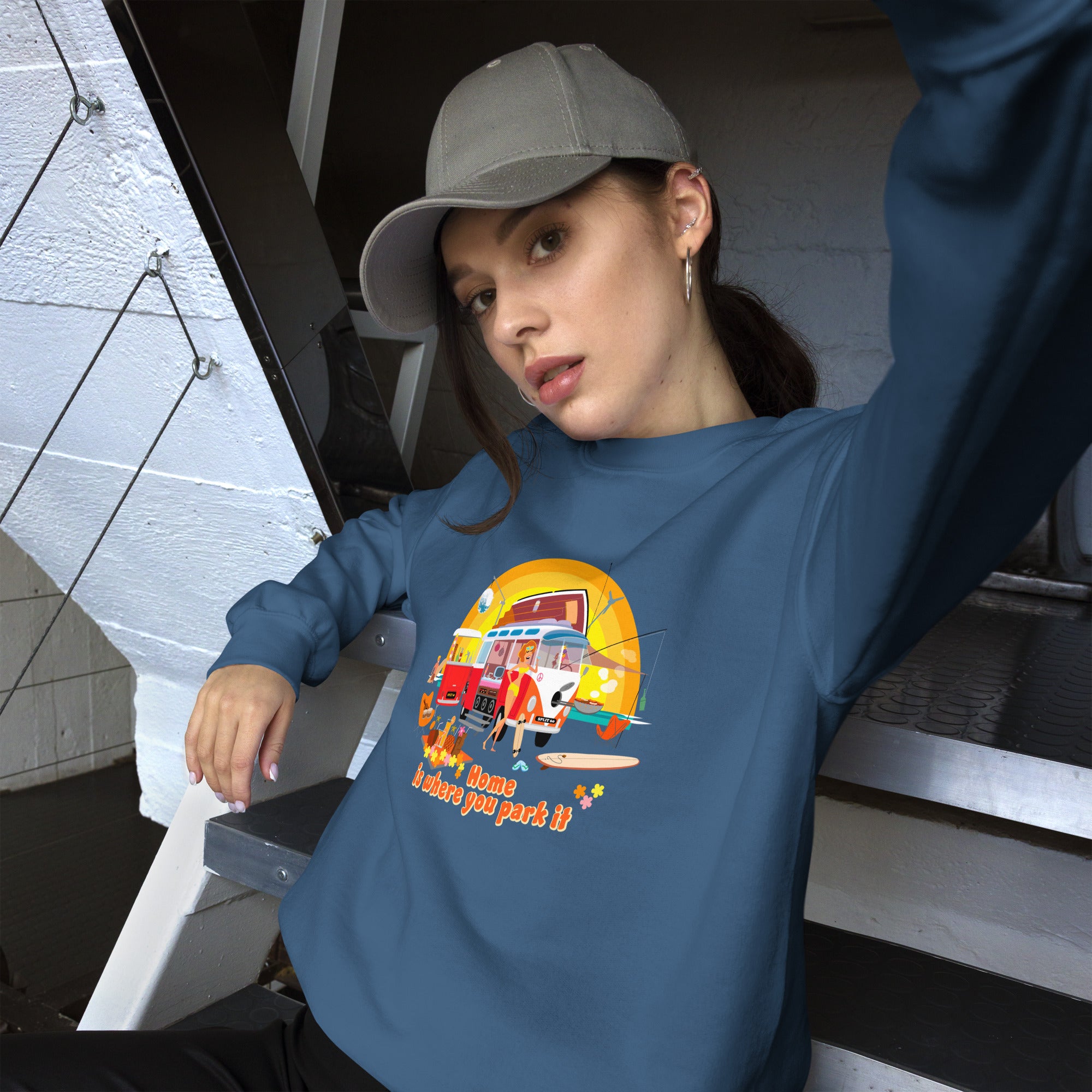 Sweat Unisexe à Col Rond Ultra Combi Home is where you park it sur couleurs foncées