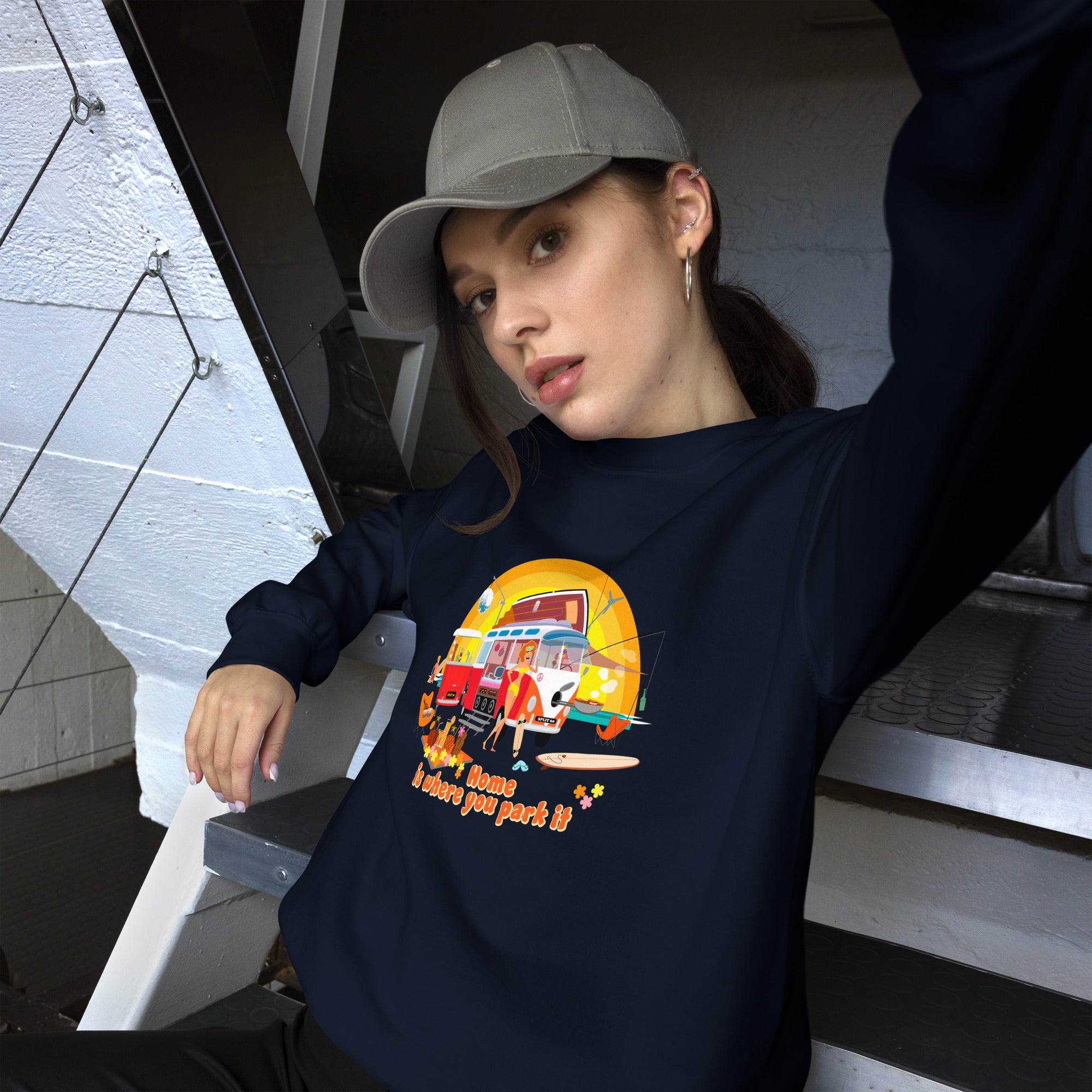 Sweat Unisexe à Col Rond Ultra Combi Home is where you park it sur couleurs foncées