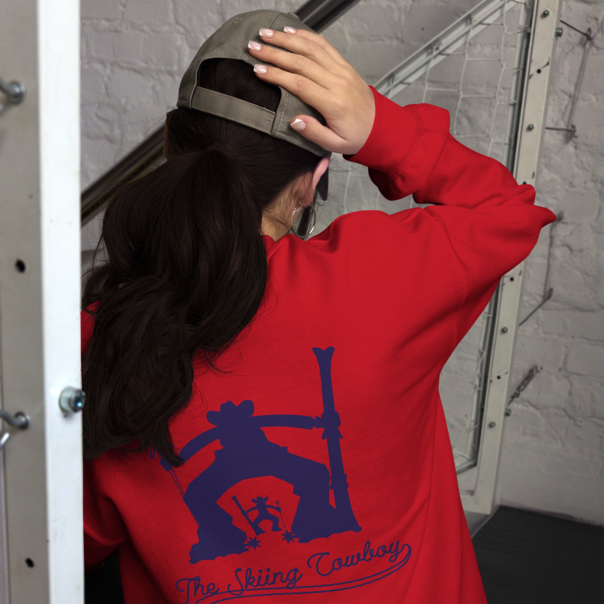 Sweat Unisexe à Col Rond Skiing Cowboy & Ski Fight at OK Corral Silhouette sur couleurs claires (face & dos)