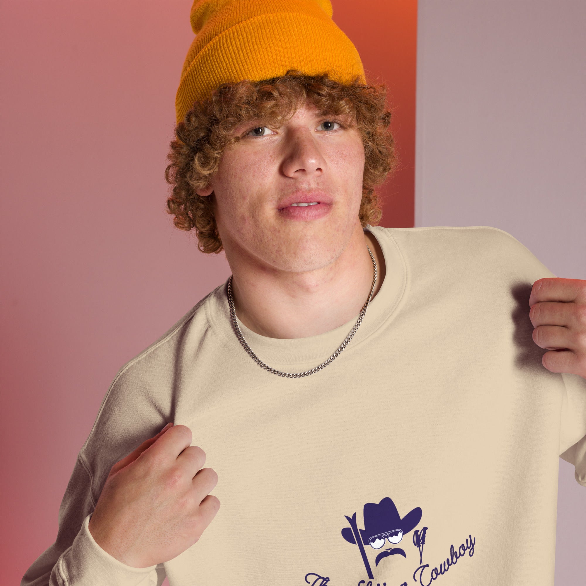 Sweat Unisexe à Col Rond Skiing Cowboy & Ski Fight at OK Corral Silhouette sur couleurs claires (face & dos)