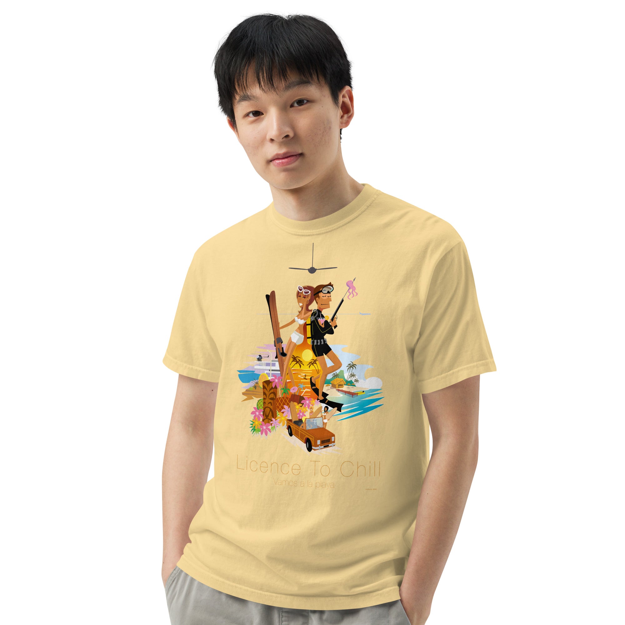 T-shirt teinté lourd unisexe License to Chill Vamos a la Playa sur couleurs claires