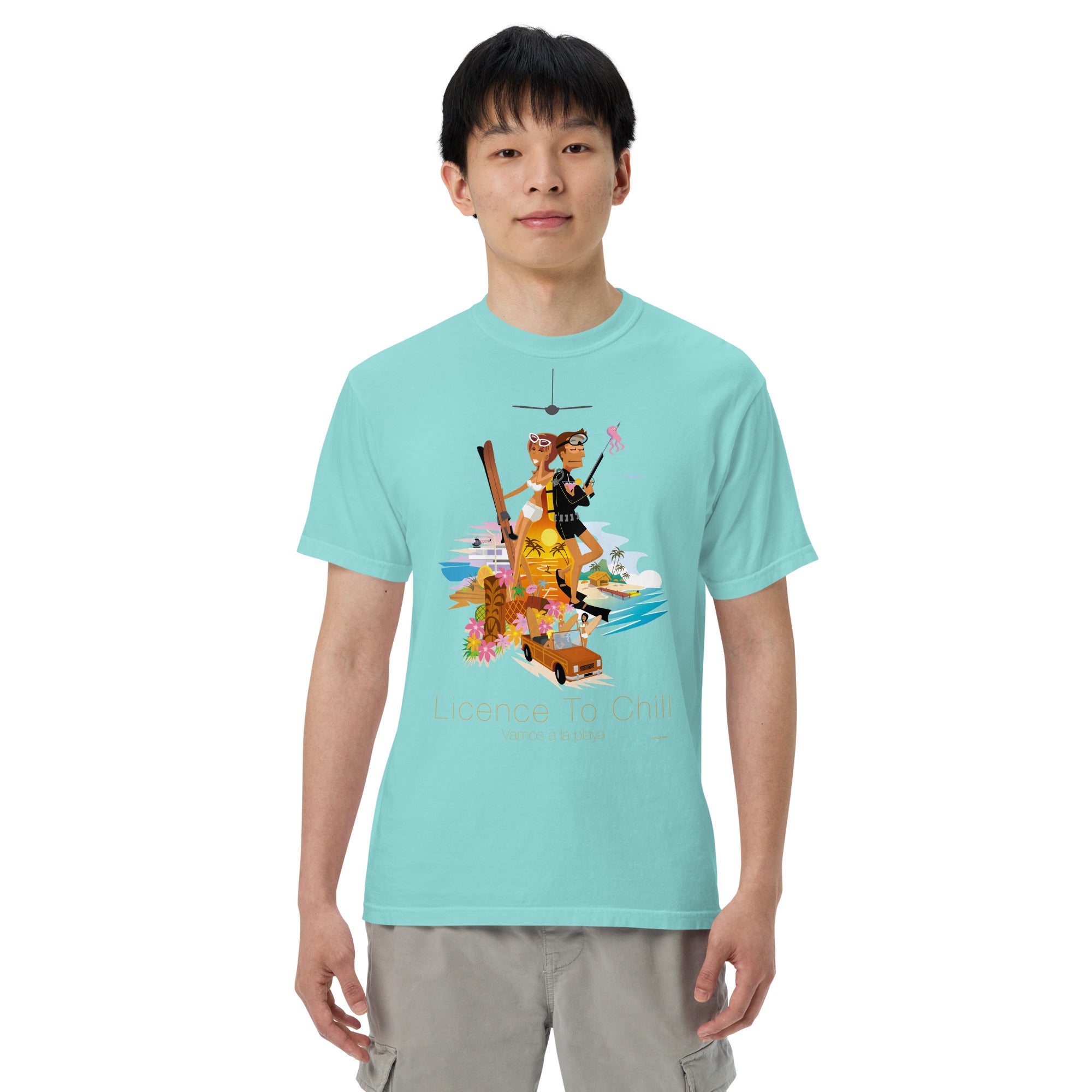 T-shirt teinté lourd unisexe License to Chill Vamos a la Playa sur couleurs claires
