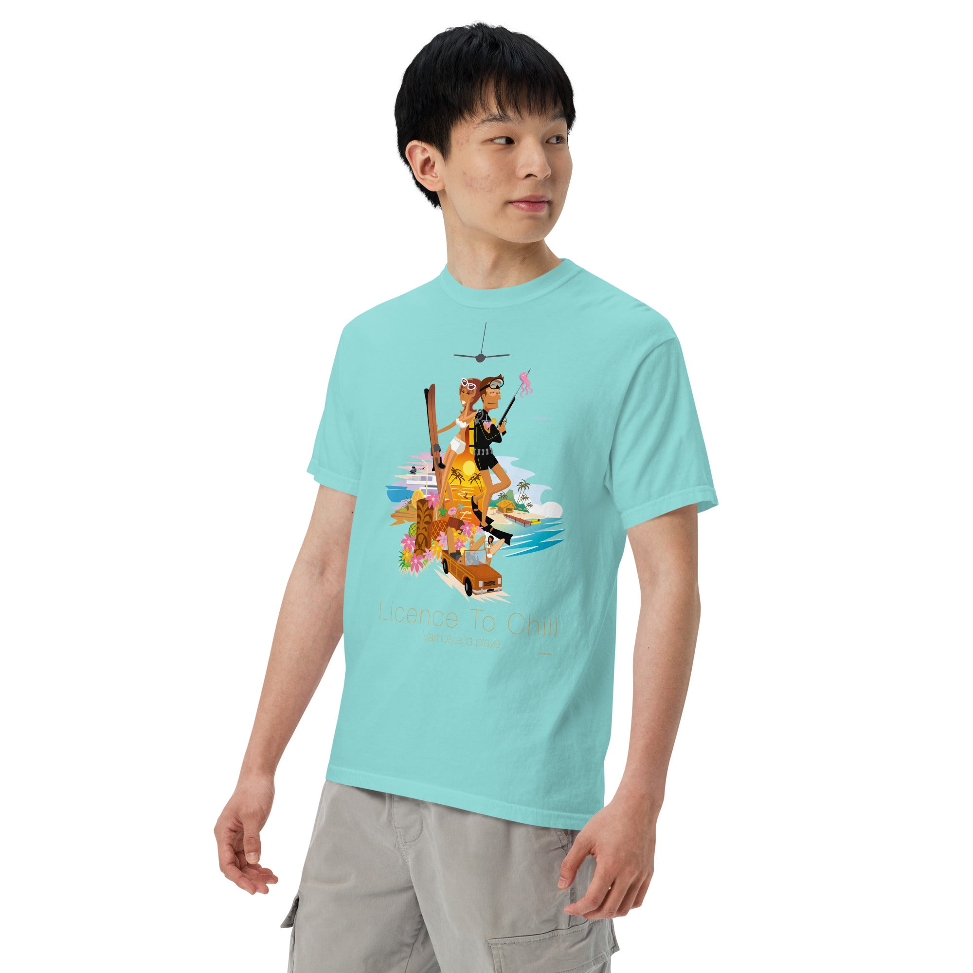 T-shirt teinté lourd unisexe License to Chill Vamos a la Playa sur couleurs claires