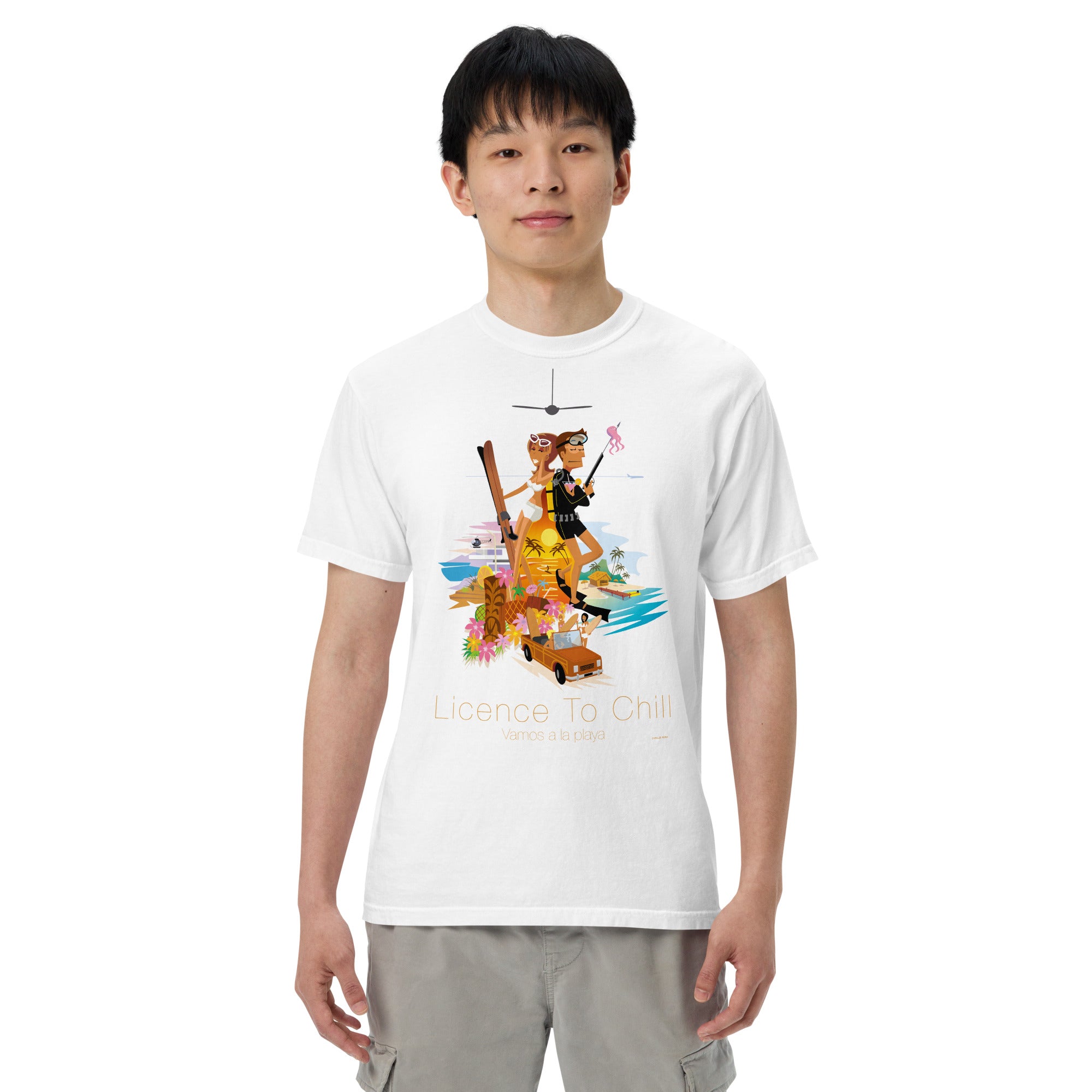 T-shirt teinté lourd unisexe License to Chill Vamos a la Playa sur couleurs claires
