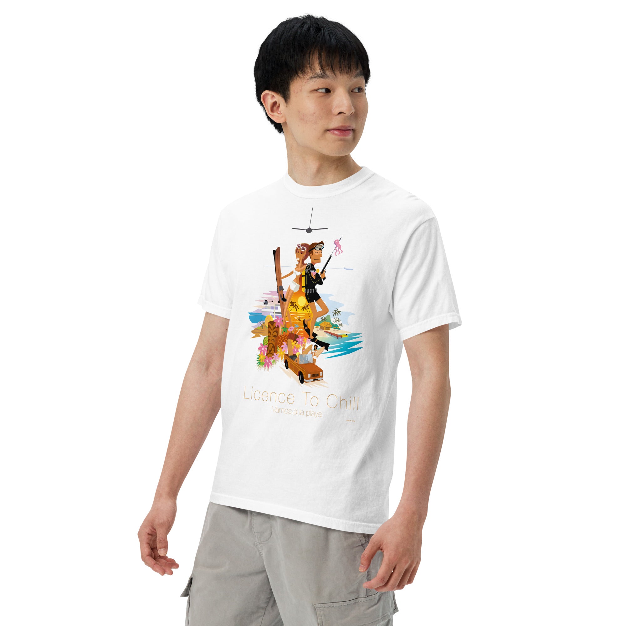 T-shirt teinté lourd unisexe License to Chill Vamos a la Playa sur couleurs claires