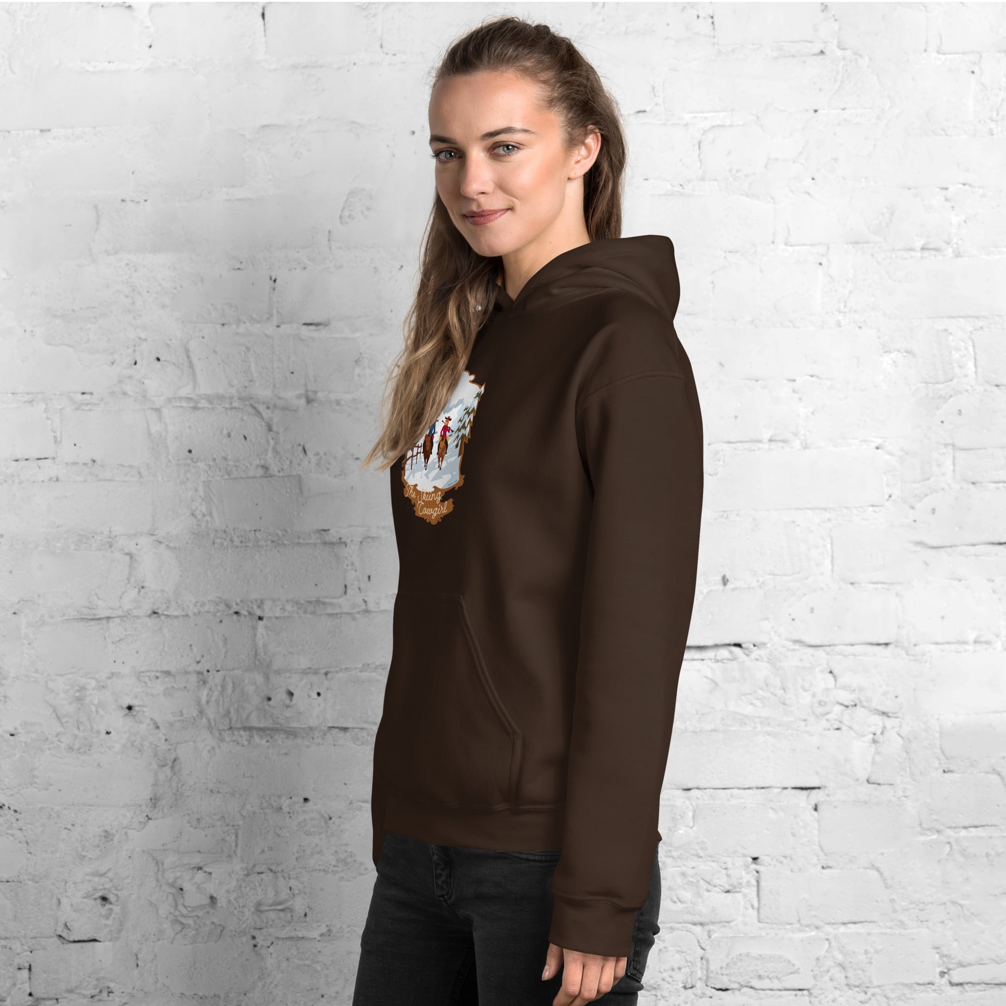 Sweat à capuche d'hiver unisexe The Skiing Cowgirl sur couleurs foncées
