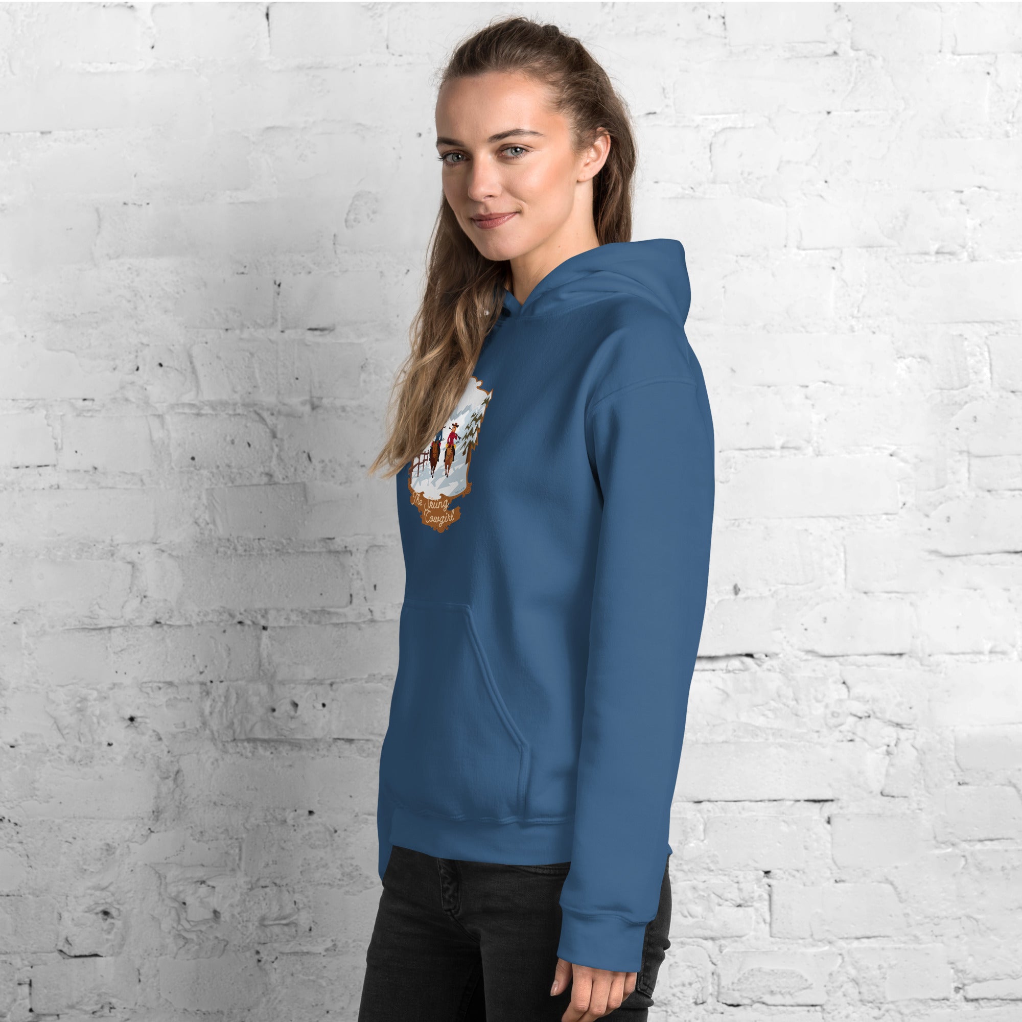 Sweat à capuche d'hiver unisexe The Skiing Cowgirl sur couleurs foncées