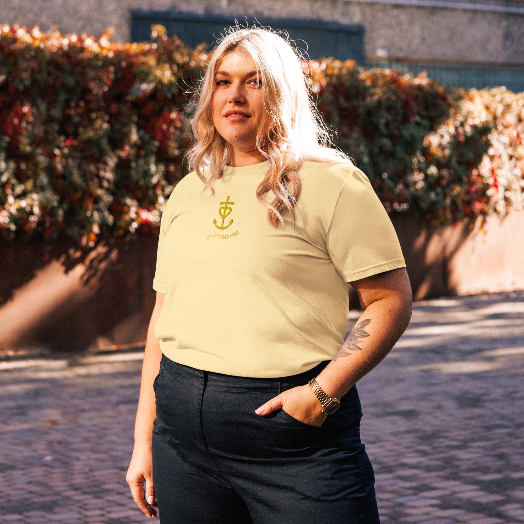 T-shirt unisexe en coton biologique Croix de Camargue dorée Oh Bonne mer brodé sur couleurs vives