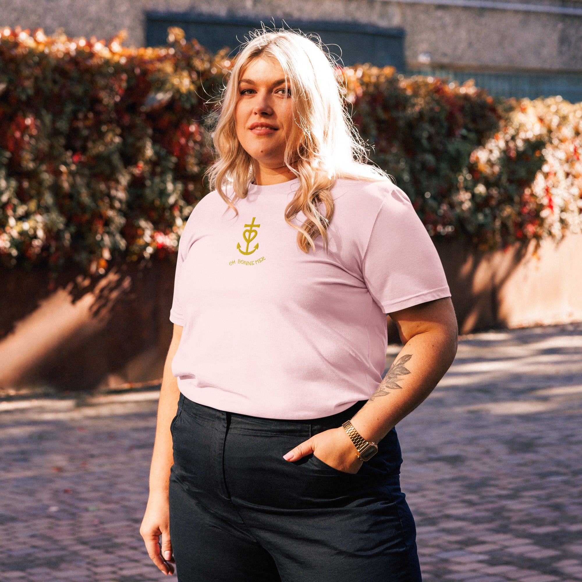 T-shirt unisexe en coton biologique Croix de Camargue dorée Oh Bonne mer brodé sur couleurs claires