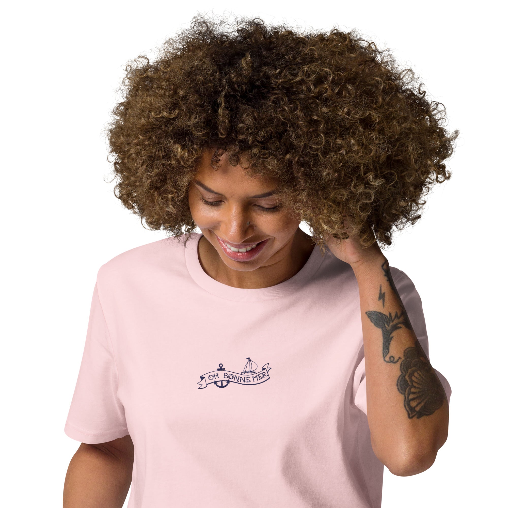 T-shirt unisexe en coton biologique Oh Bonne Mer Tattoo navy brodé sur couleurs claires