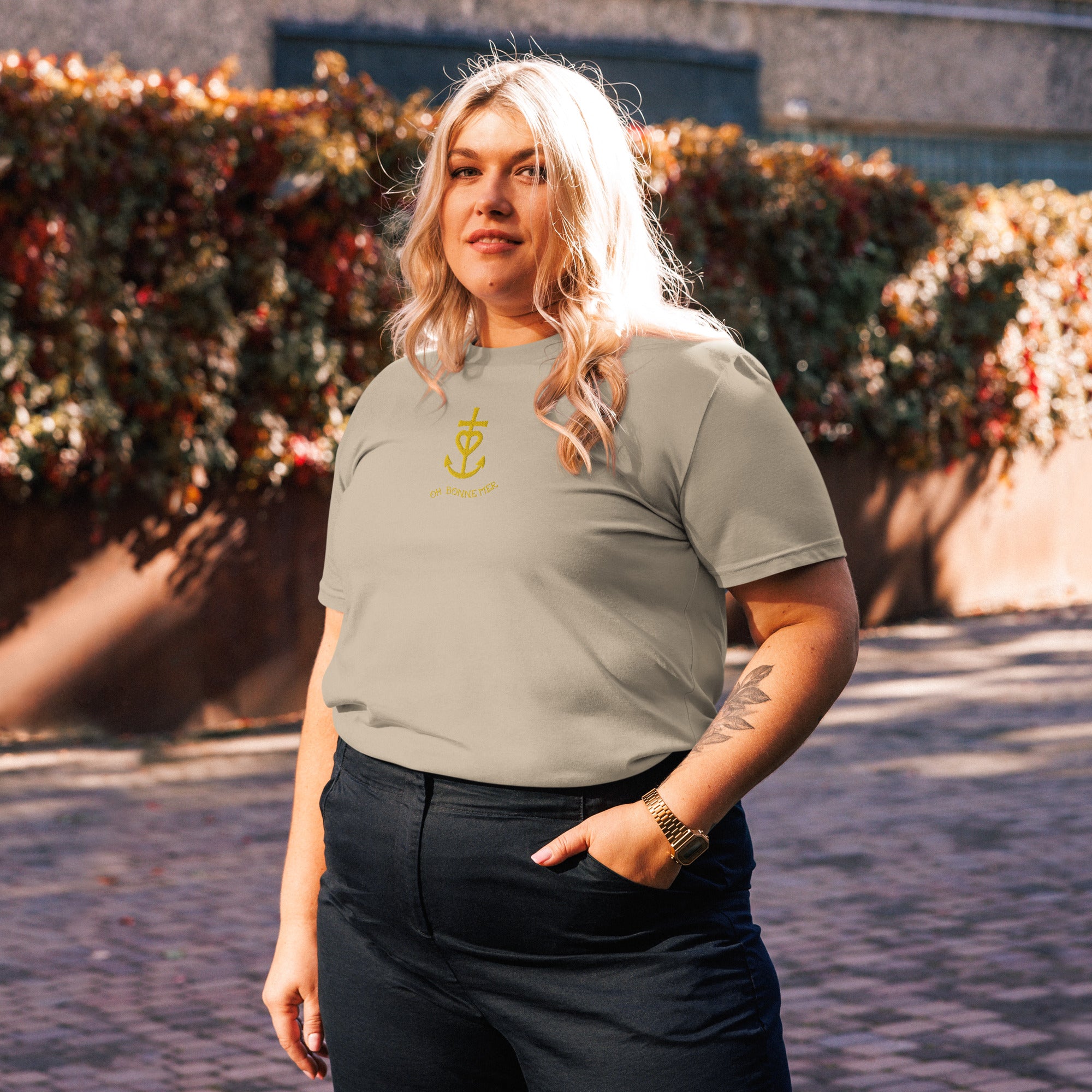 T-shirt unisexe en coton biologique Croix de Camargue dorée Oh Bonne mer brodé sur couleurs claires