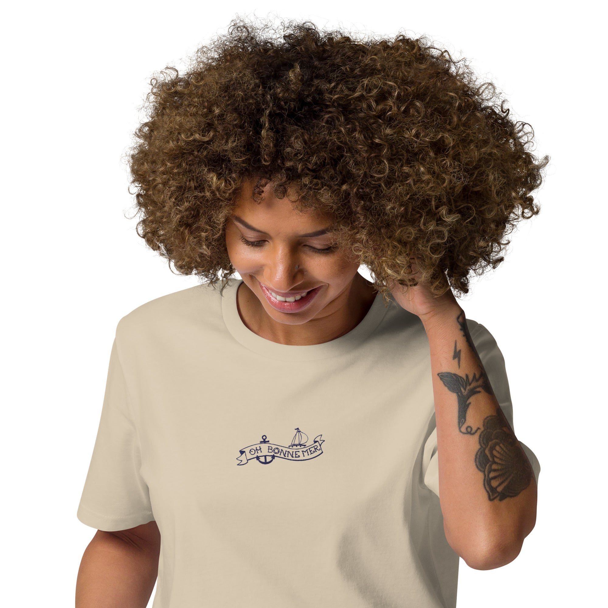 T-shirt unisexe en coton biologique Oh Bonne Mer Tattoo navy brodé sur couleurs claires