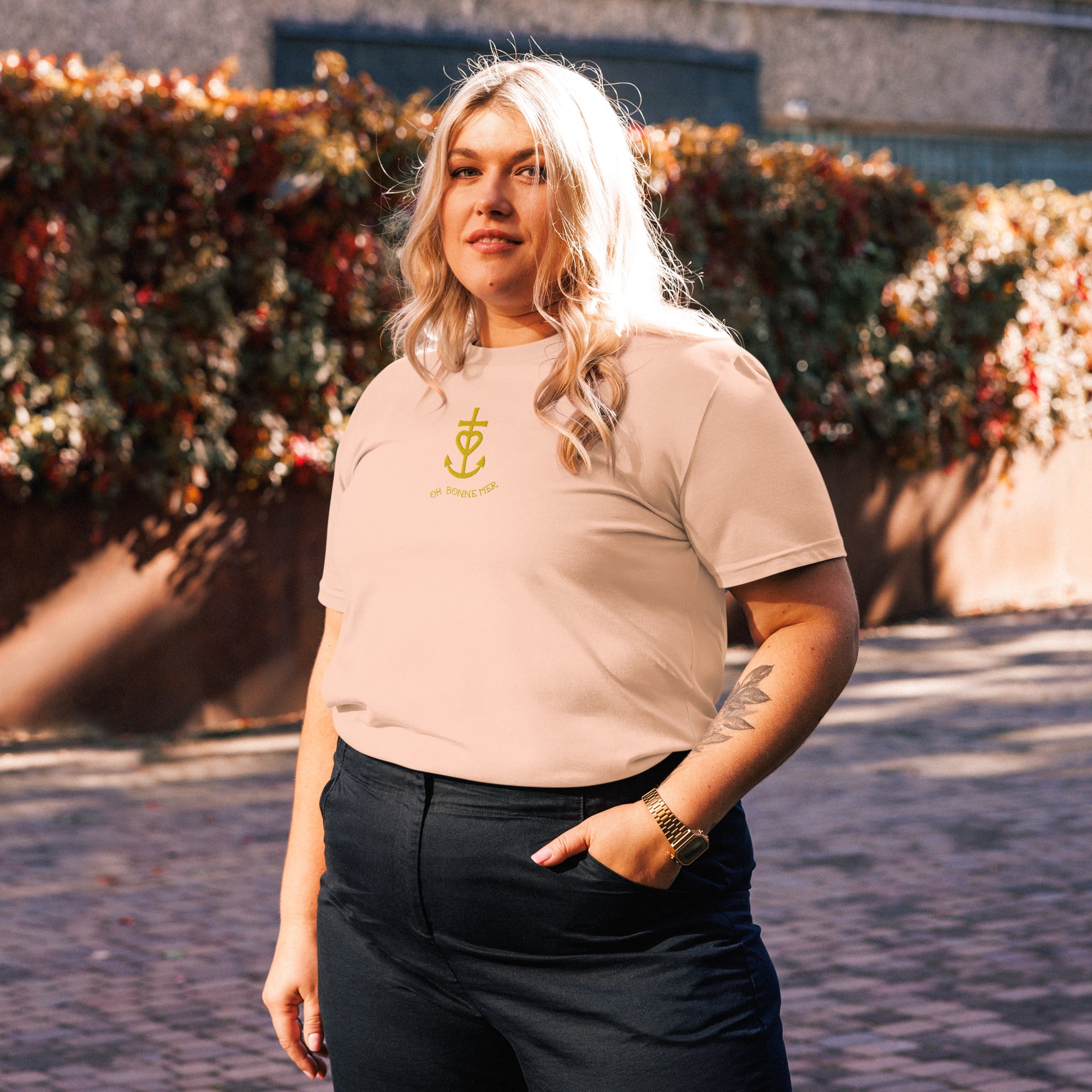 T-shirt unisexe en coton biologique Croix de Camargue dorée Oh Bonne mer brodé sur couleurs claires