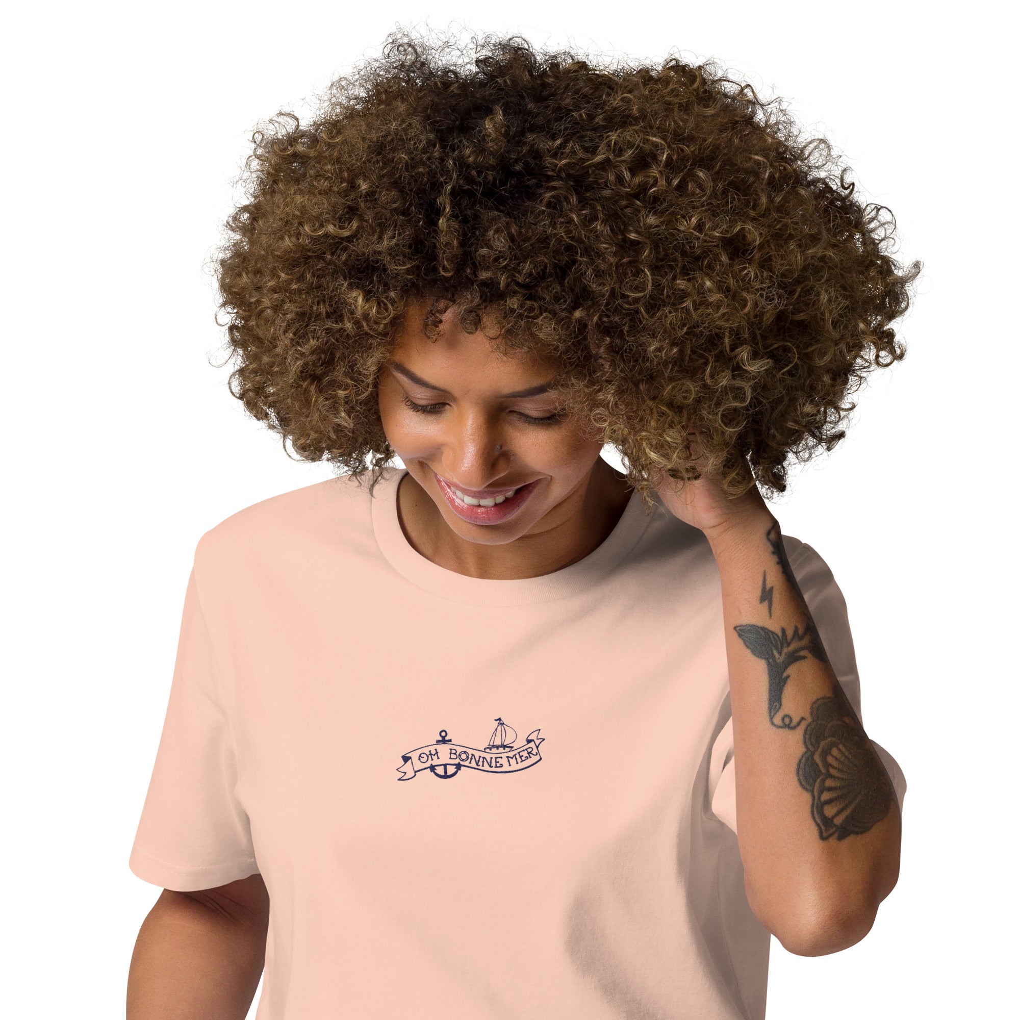 T-shirt unisexe en coton biologique Oh Bonne Mer Tattoo navy brodé sur couleurs claires