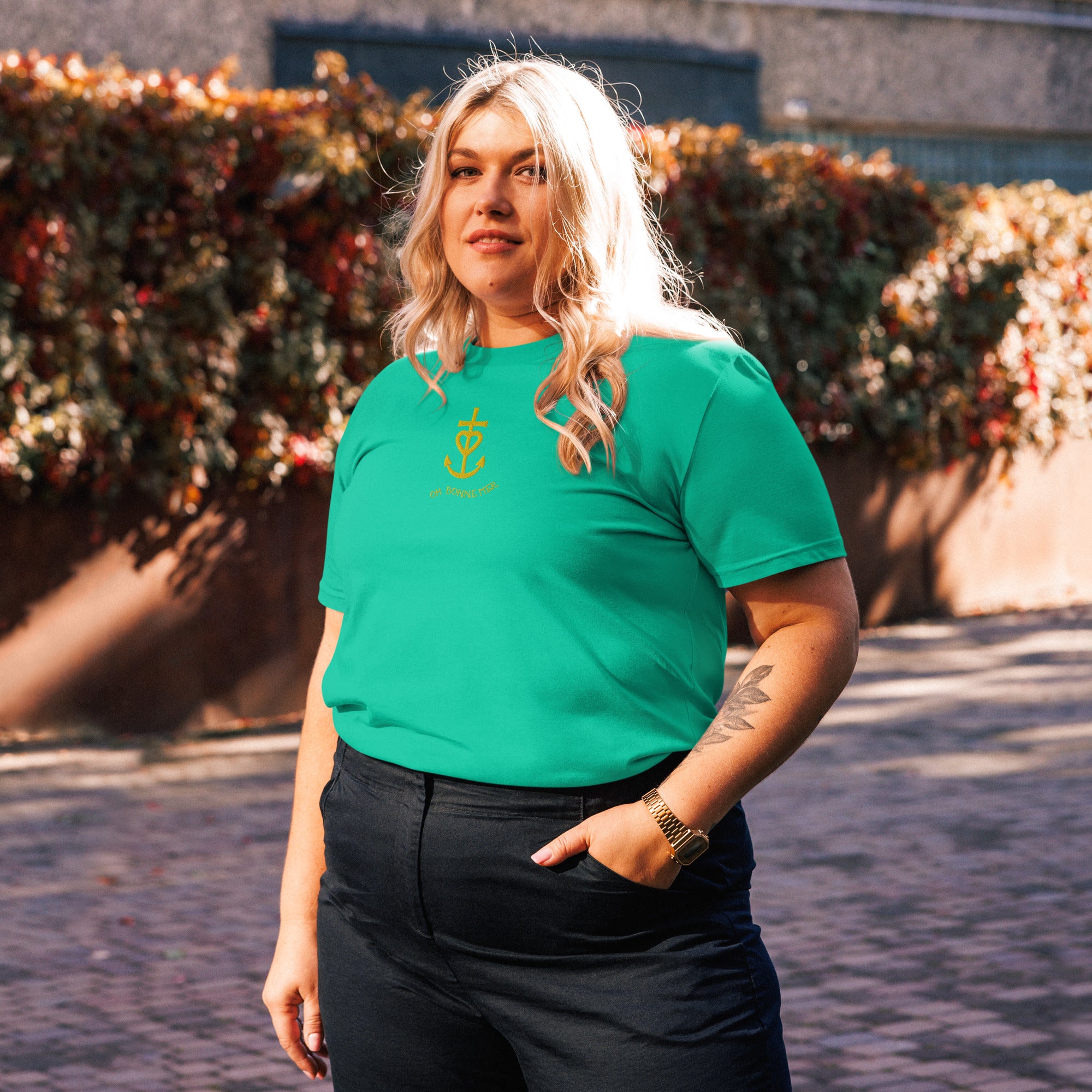 T-shirt unisexe en coton biologique Croix de Camargue dorée Oh Bonne mer brodé sur couleurs vives