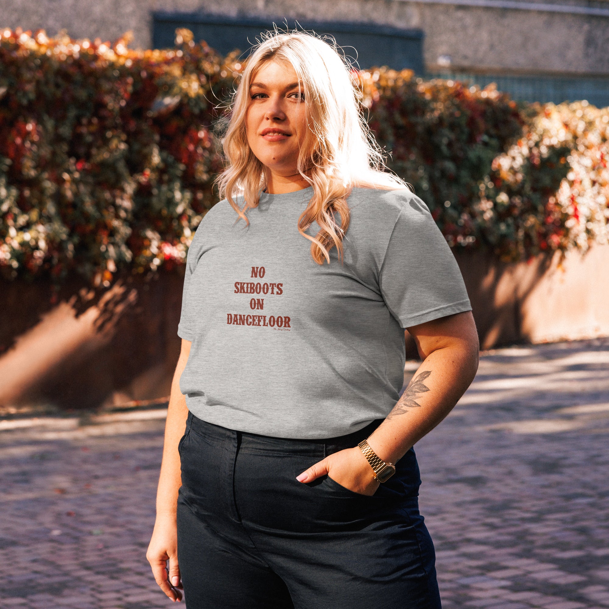 T-shirt unisexe en coton biologique No Skiboots on Dancefloor texte foncé