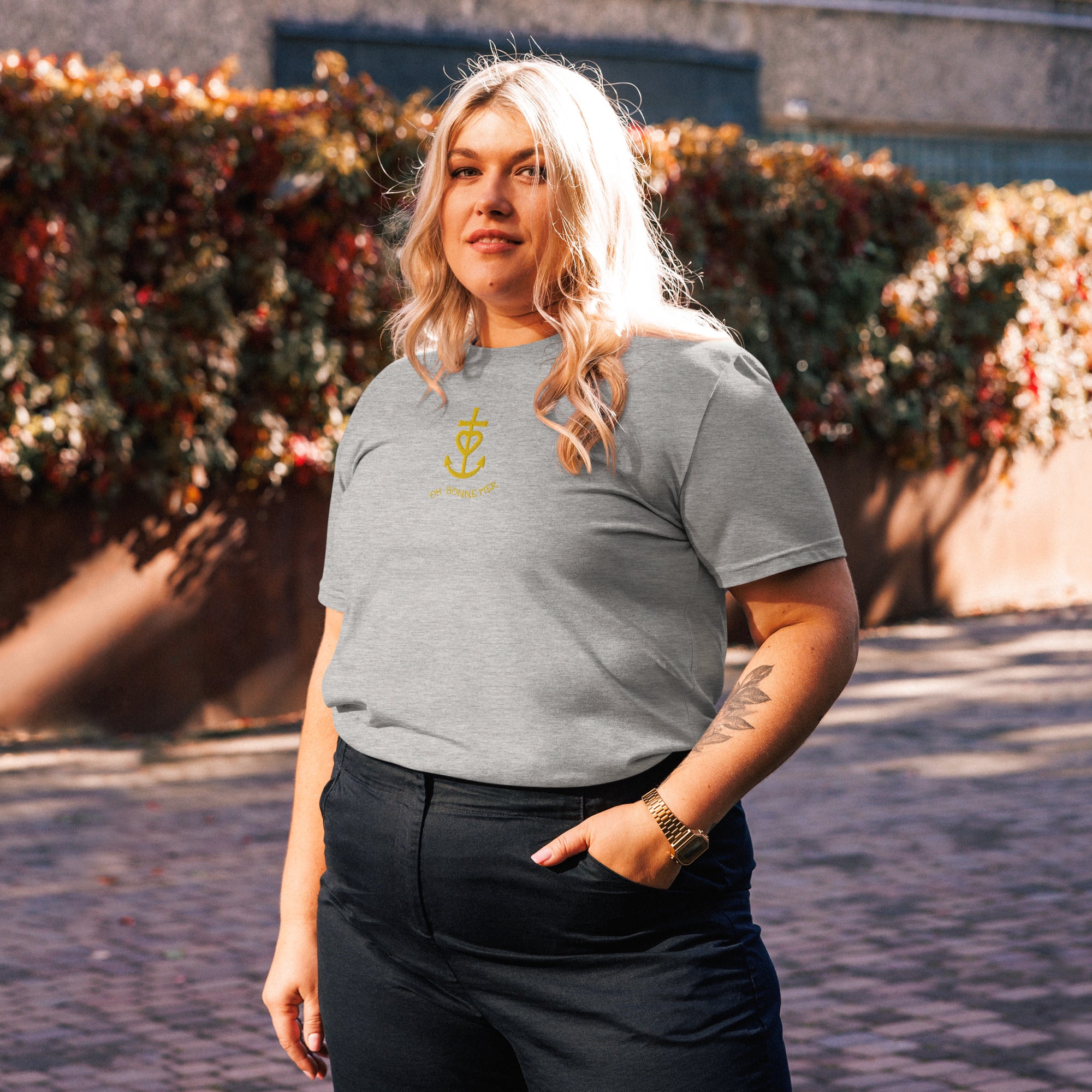 T-shirt unisexe en coton biologique Croix de Camargue dorée Oh Bonne mer brodé sur couleurs claires