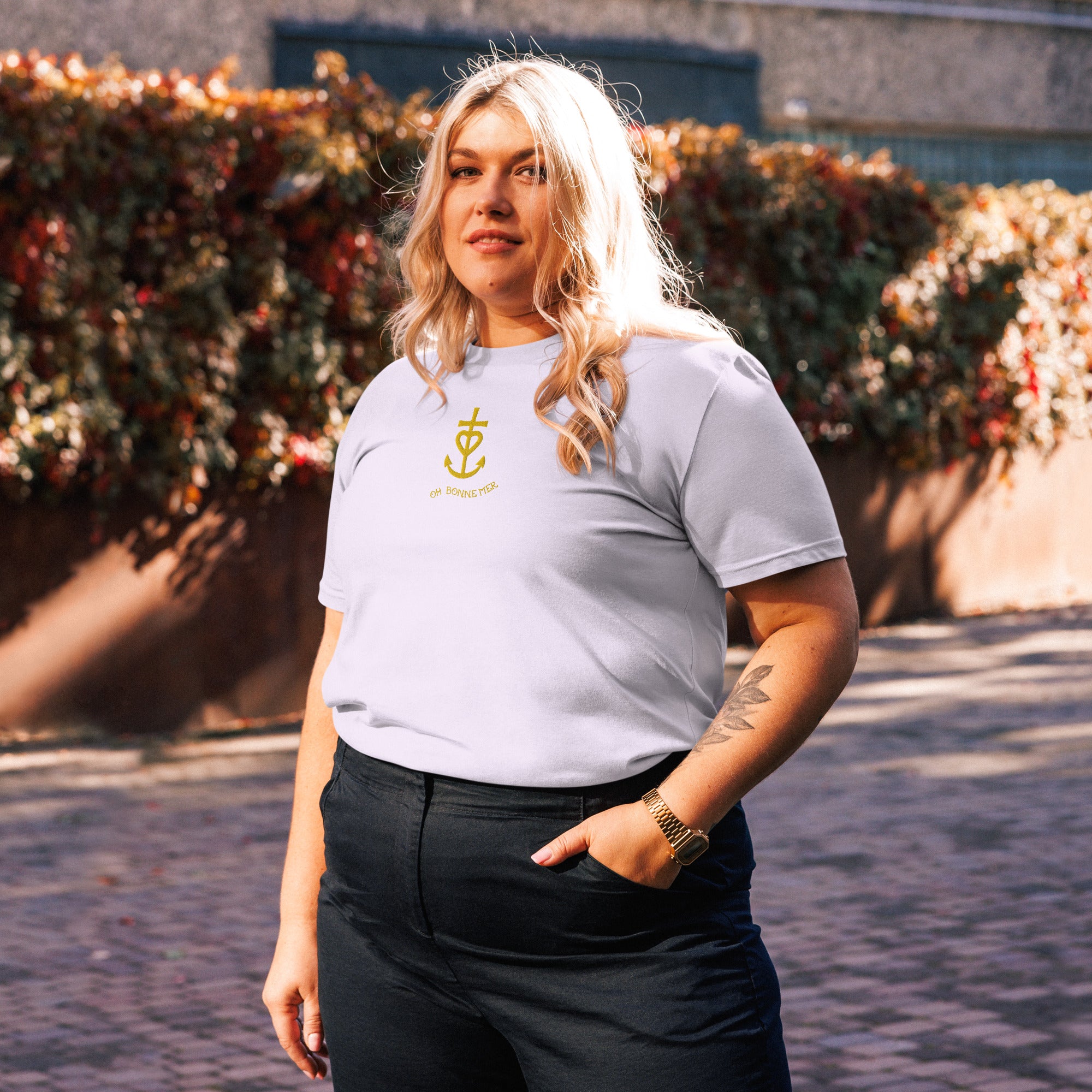 T-shirt unisexe en coton biologique Croix de Camargue dorée Oh Bonne mer brodé sur couleurs claires