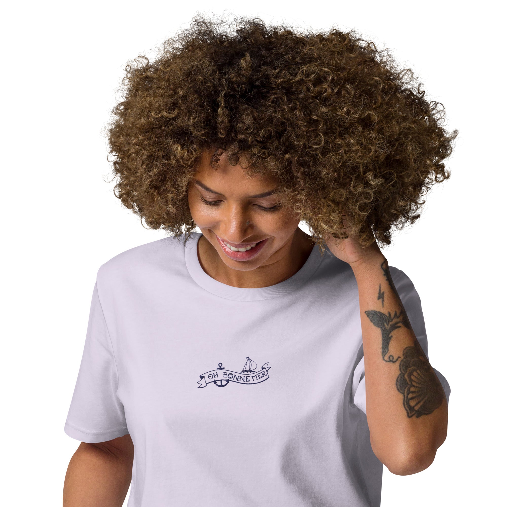 T-shirt unisexe en coton biologique Oh Bonne Mer Tattoo navy brodé sur couleurs claires