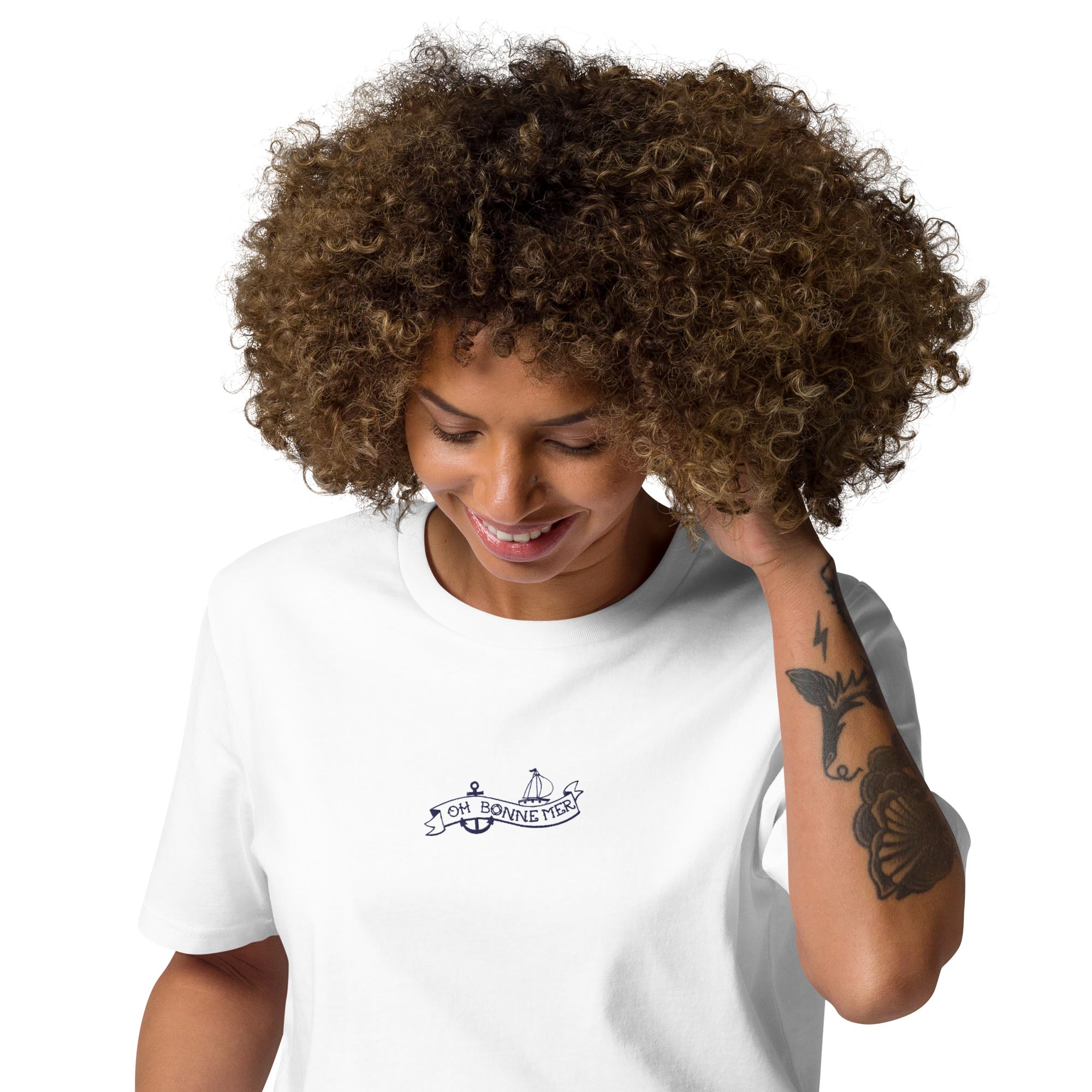 T-shirt unisexe en coton biologique Oh Bonne Mer Tattoo navy brodé sur couleurs claires