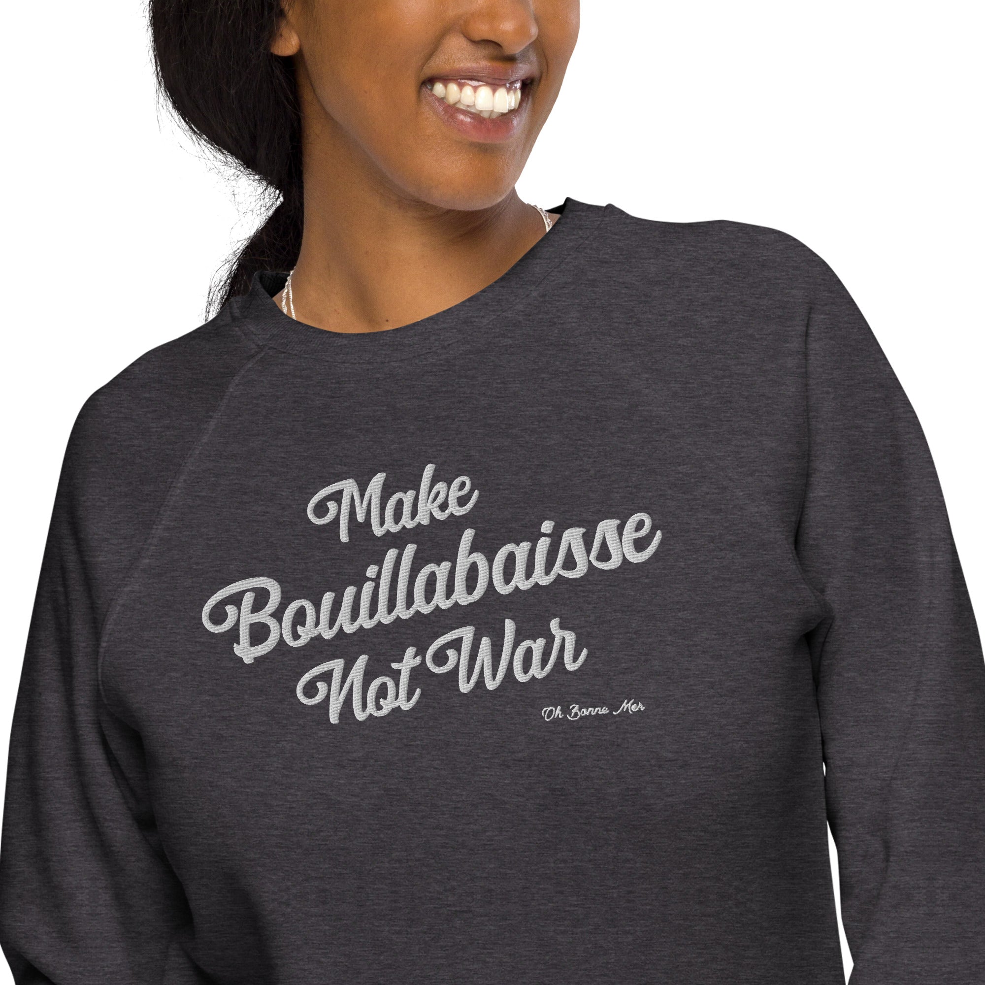 Sweatshirt écologique raglan unisexe Make Bouillabaisse Not War grand motif brodé blanc
