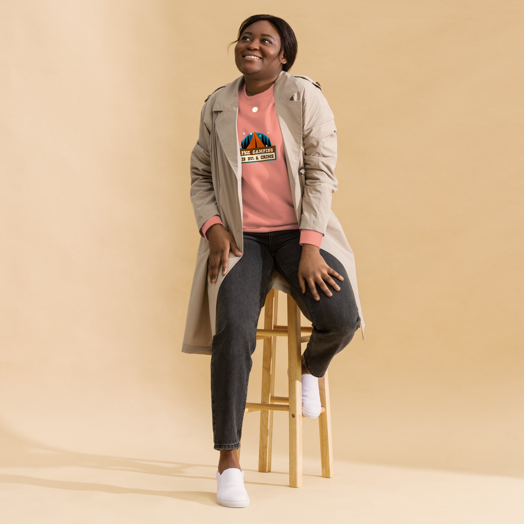 Sweatshirt premium unisexe Free camping is not a crime graphic