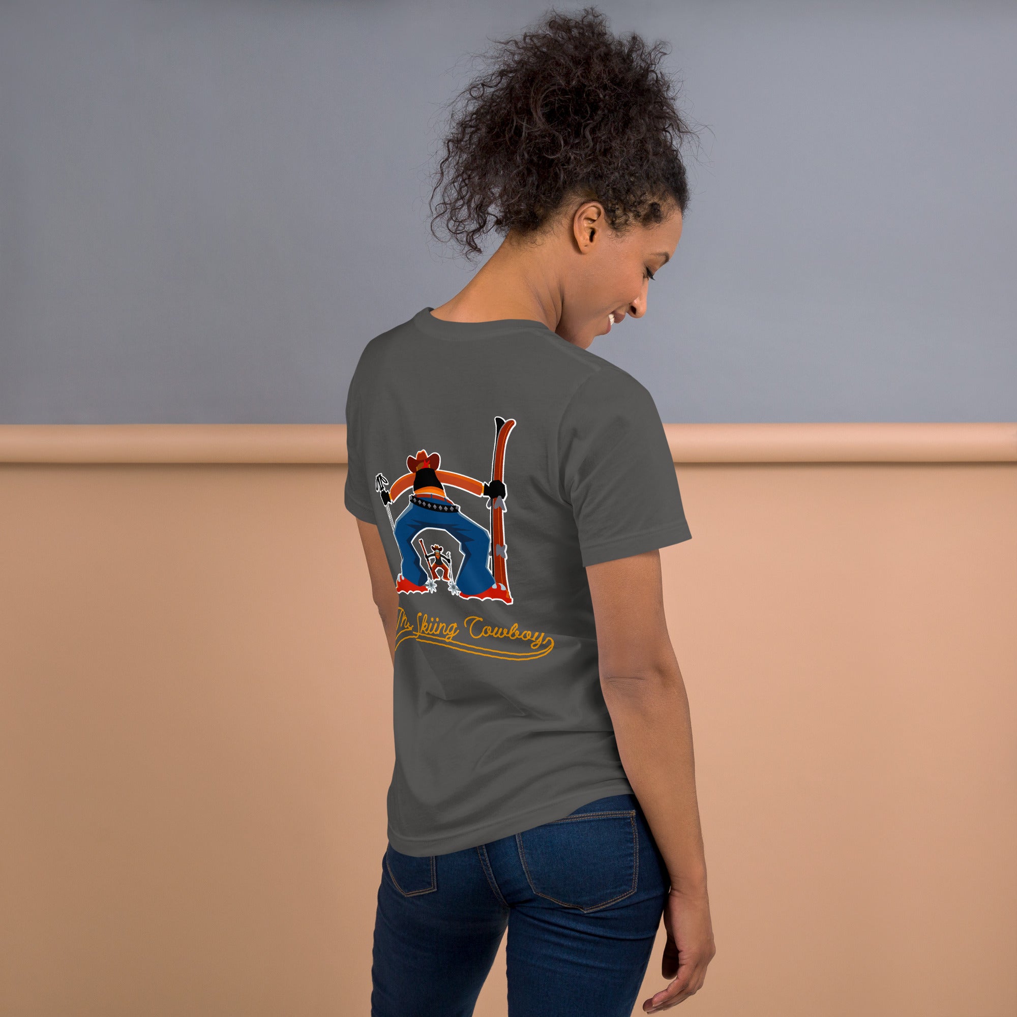 T-shirt en coton unisexe Skiing Cowboy (face) & Ski Fight at OK Corral Outline (dos) sur couleurs foncées
