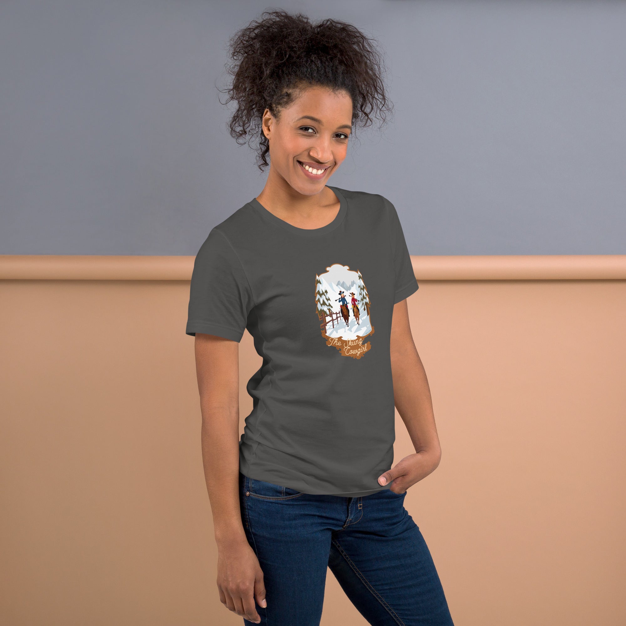 T-shirt en coton unisexe The Skiing Cowgirl sur couleurs foncées
