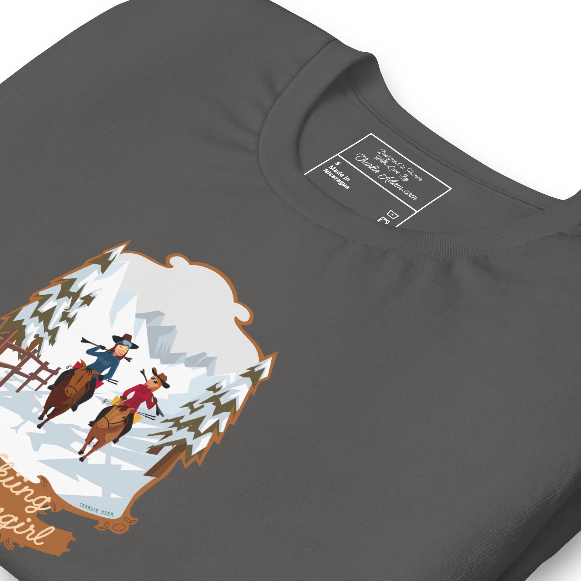 T-shirt en coton unisexe The Skiing Cowgirl sur couleurs foncées