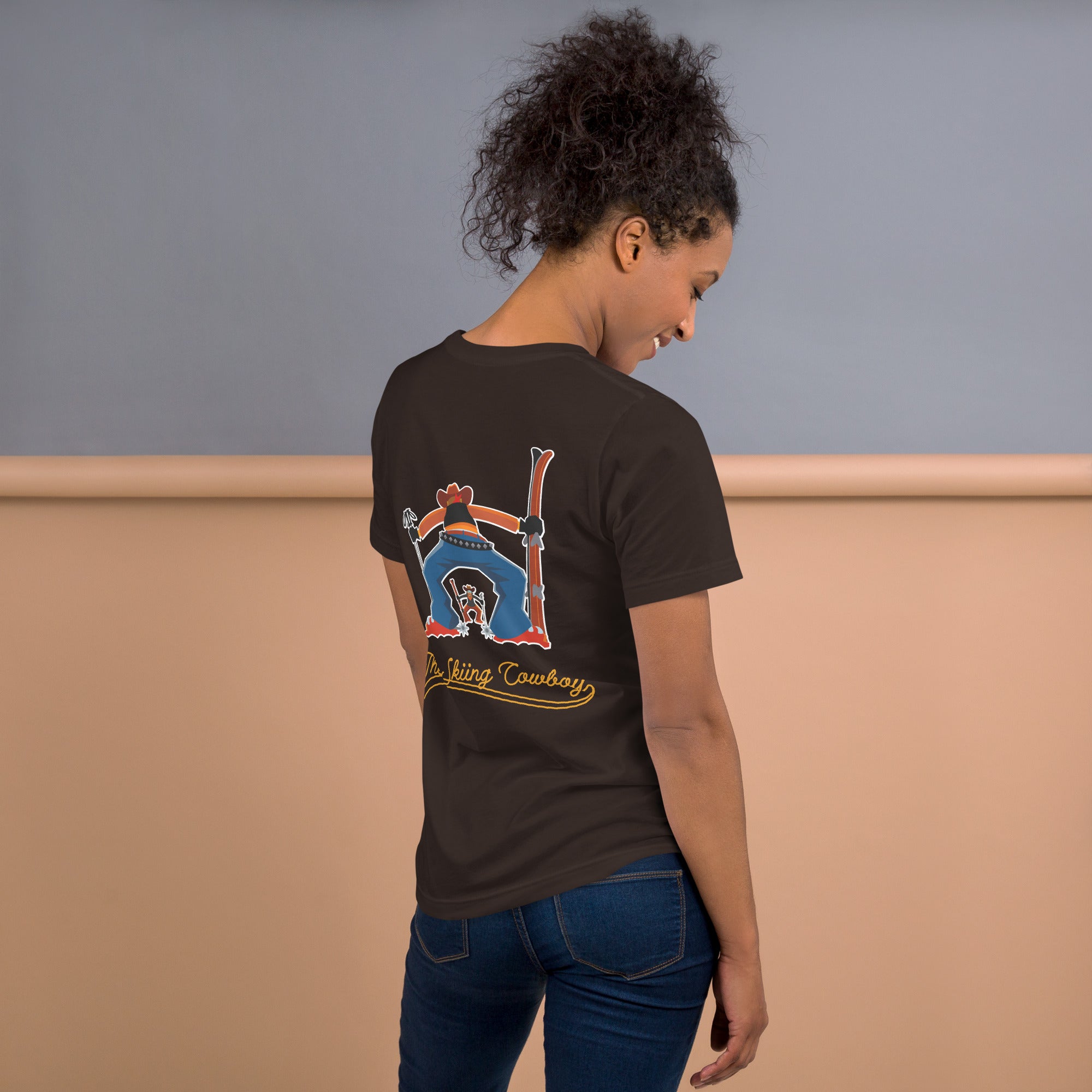 T-shirt en coton unisexe Skiing Cowboy (face) & Ski Fight at OK Corral Outline (dos) sur couleurs foncées