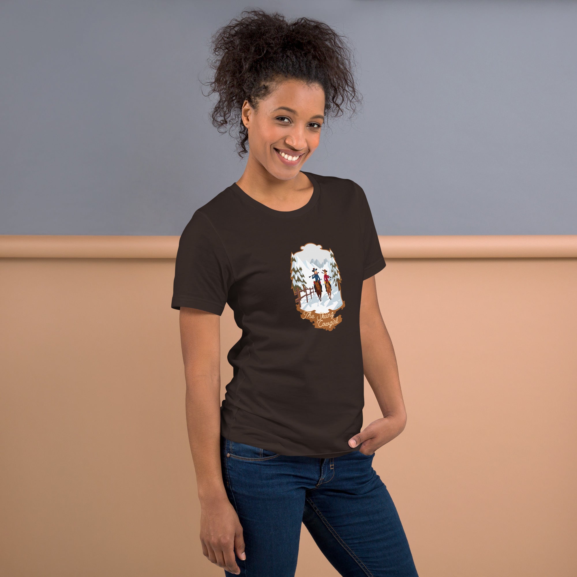 T-shirt en coton unisexe The Skiing Cowgirl sur couleurs foncées
