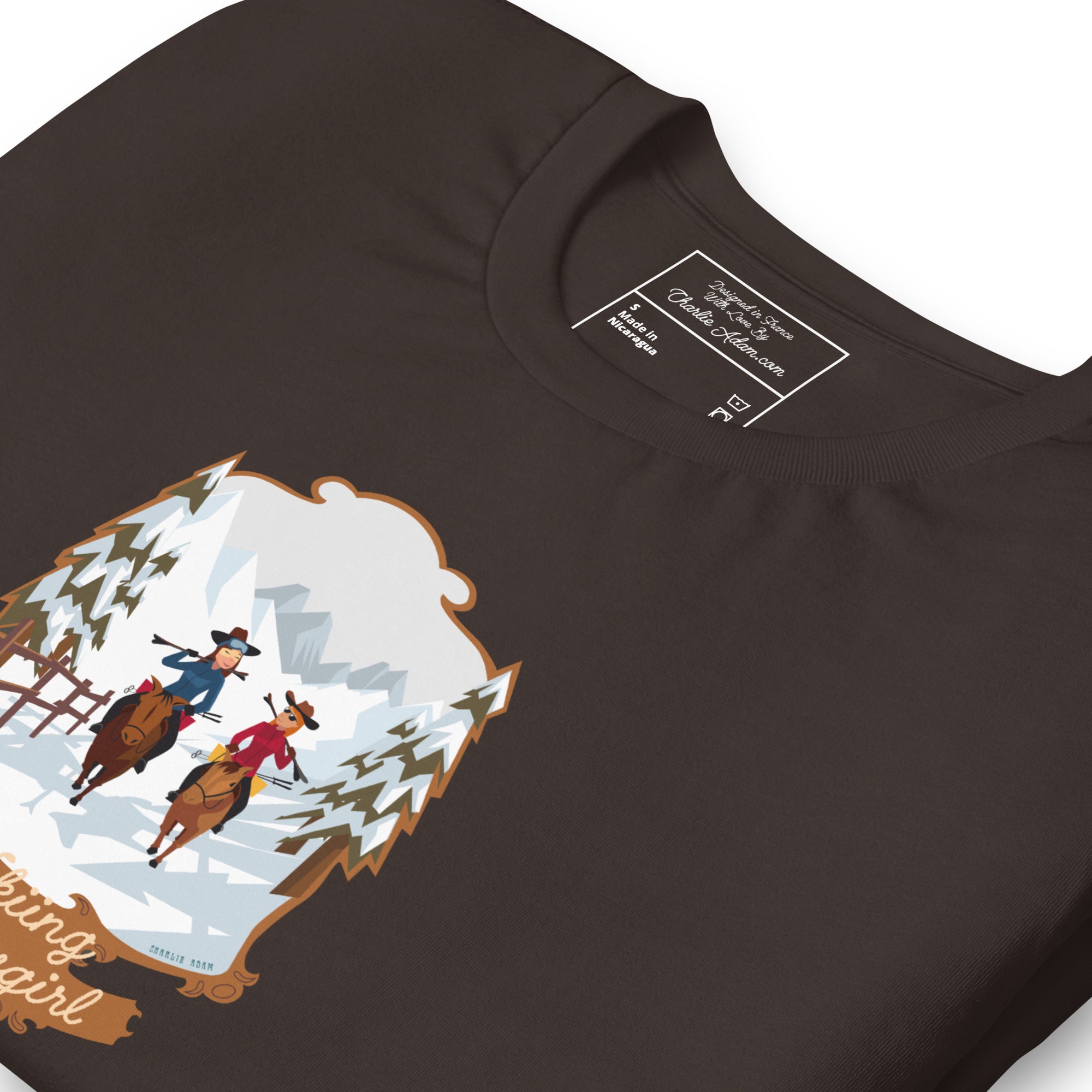 T-shirt en coton unisexe The Skiing Cowgirl sur couleurs foncées