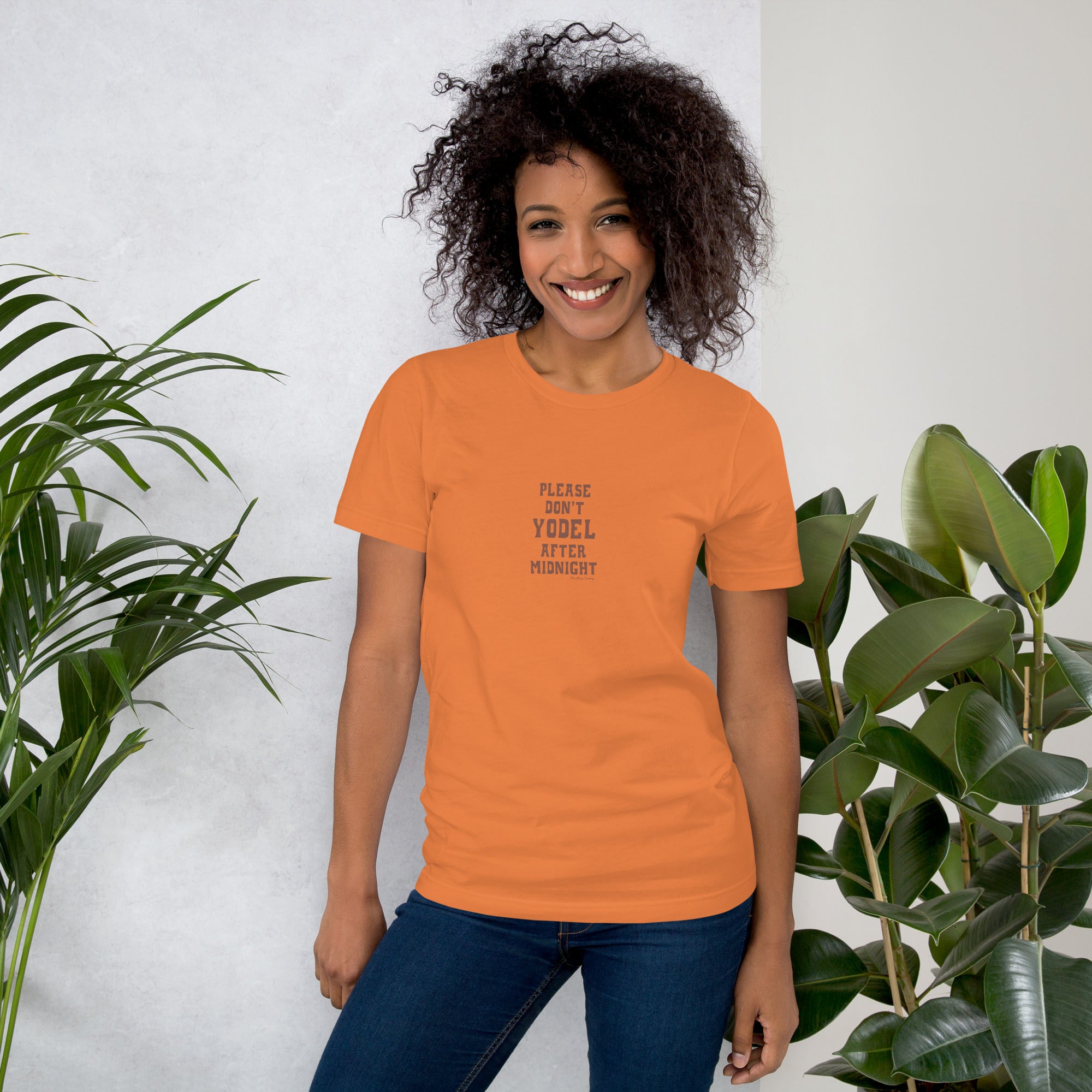T-shirt en coton unisexe Don't Yodel After Midnight texte foncé sur couleurs vives