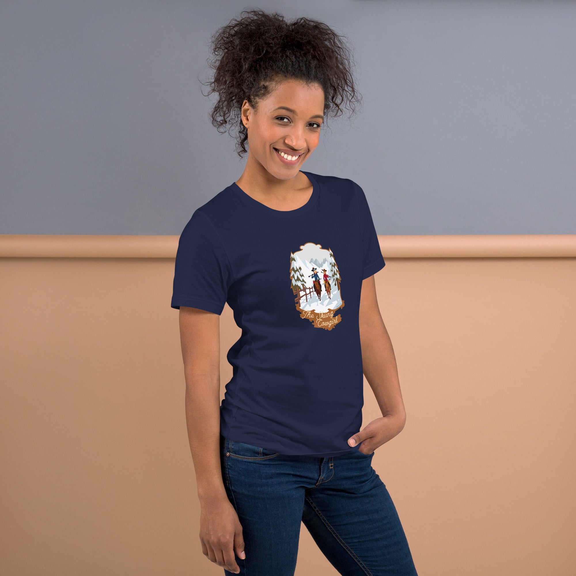 T-shirt en coton unisexe The Skiing Cowgirl sur couleurs foncées