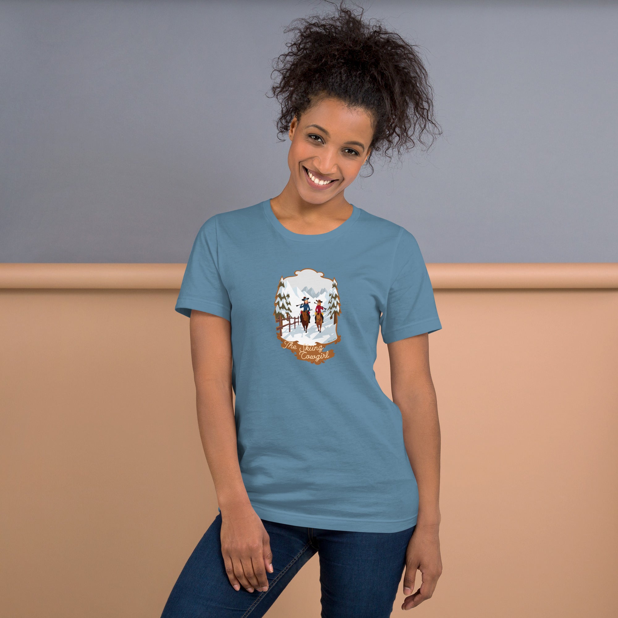 T-shirt en coton unisexe The Skiing Cowgirl sur couleurs foncées