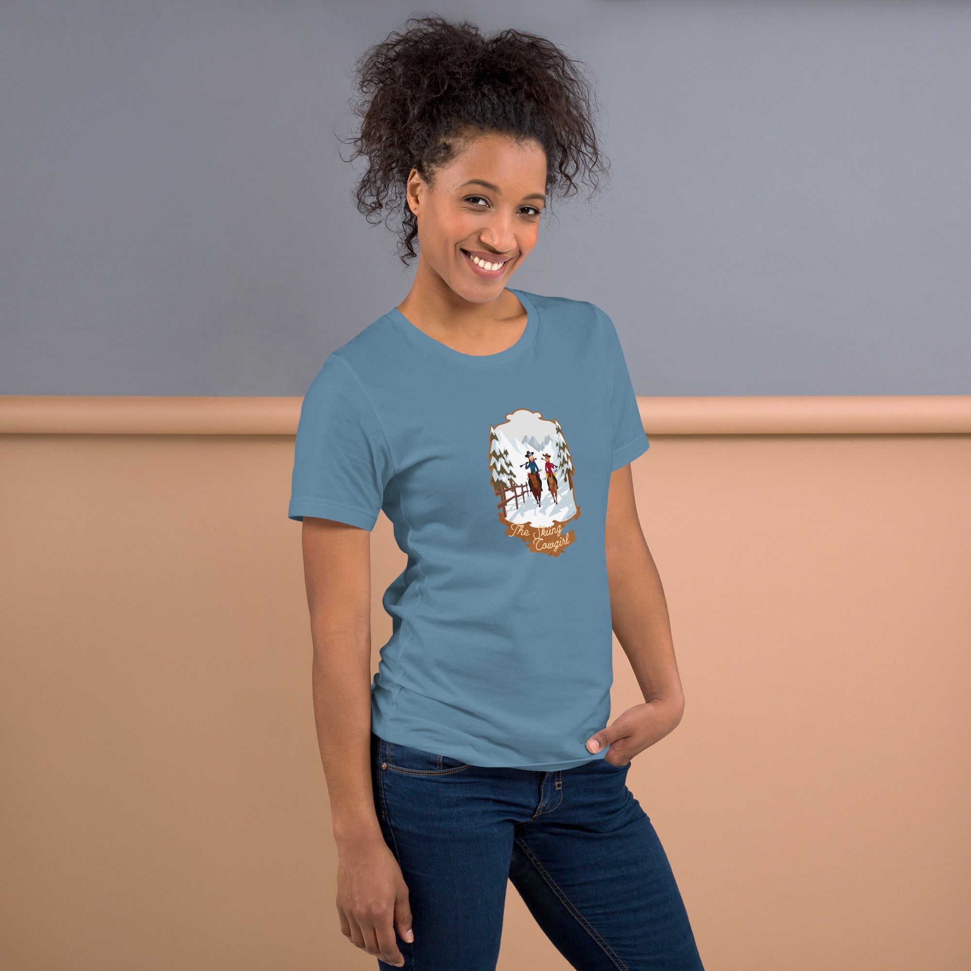 T-shirt en coton unisexe The Skiing Cowgirl sur couleurs foncées