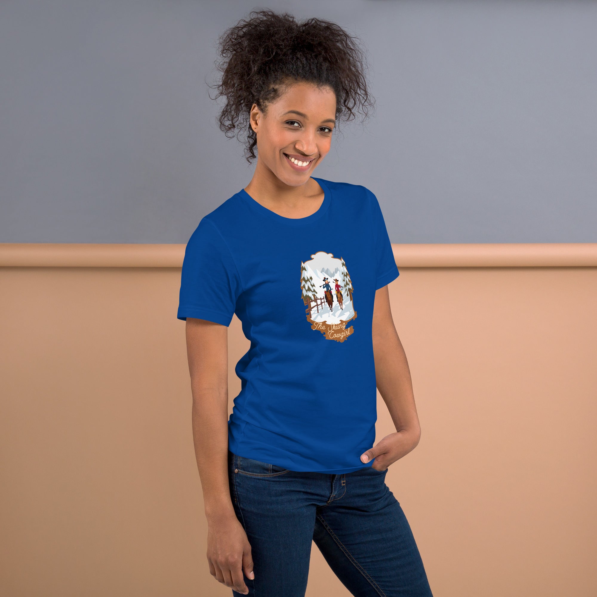 T-shirt en coton unisexe The Skiing Cowgirl sur couleurs foncées