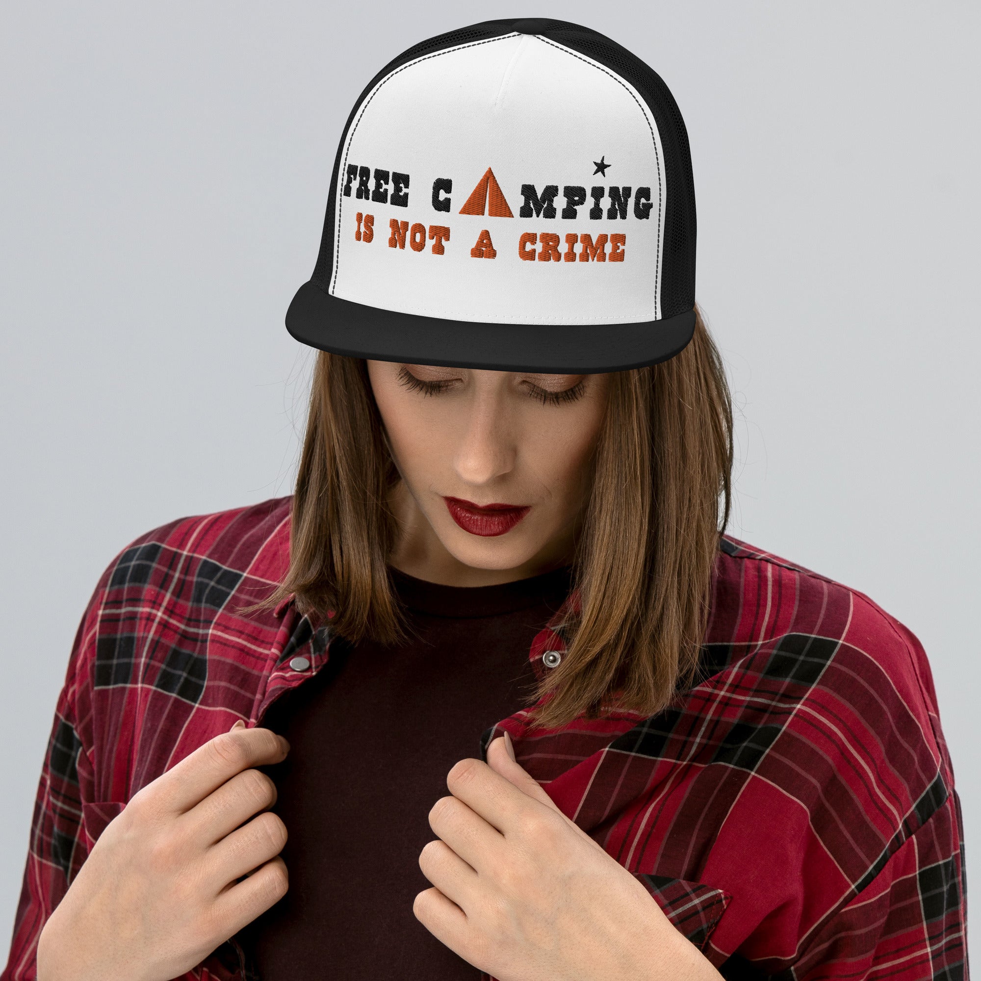 Casquette Trucker bicolore à visière plate Free camping is not a crime black/orange